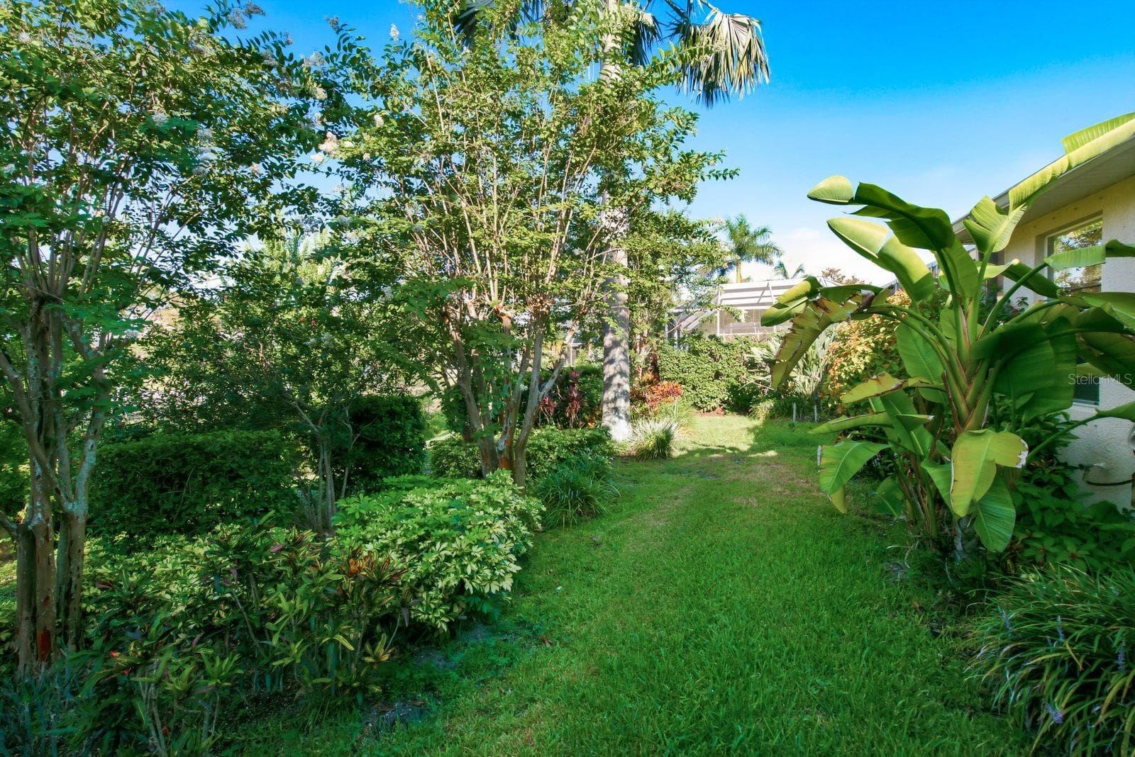 Lush landscaping - 4882 W BREEZE CIR, PALM HARBOR