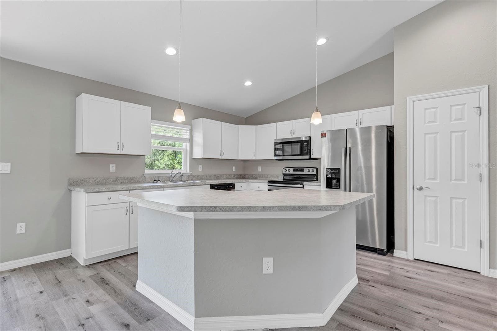 Single Family Residence at 21512 SW RAINBOW LAKES BLVD, DUNNELLON, photo 7 of 29