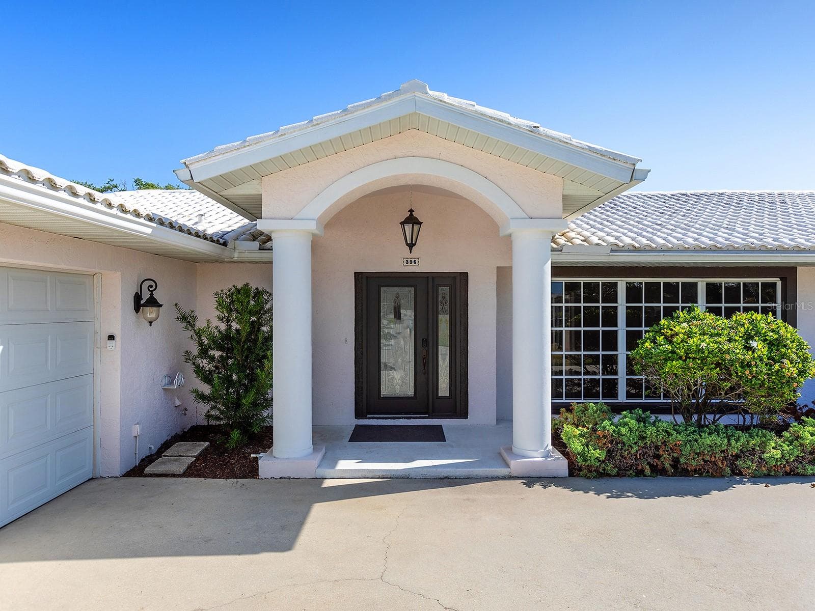Front entry - 396 BAYSHORE DR, VENICE