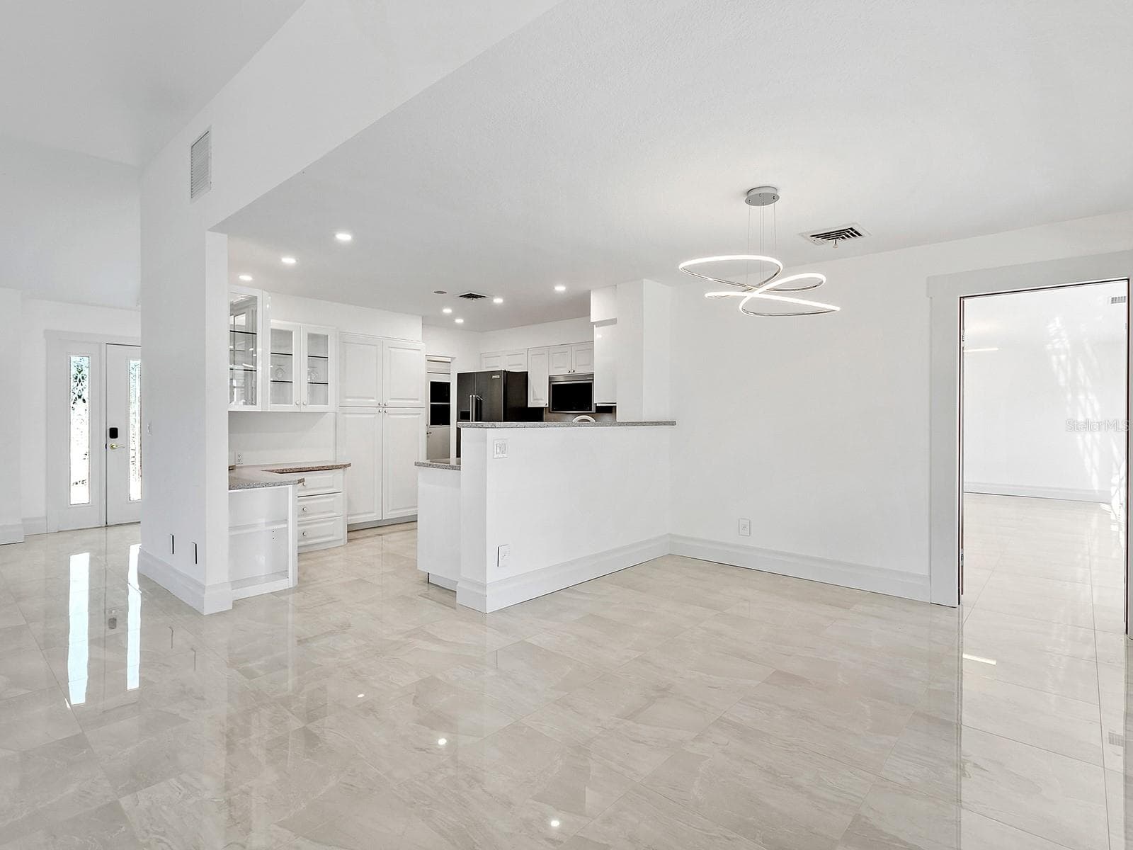 Kitchen island bar to dining area - 396 BAYSHORE DR, VENICE