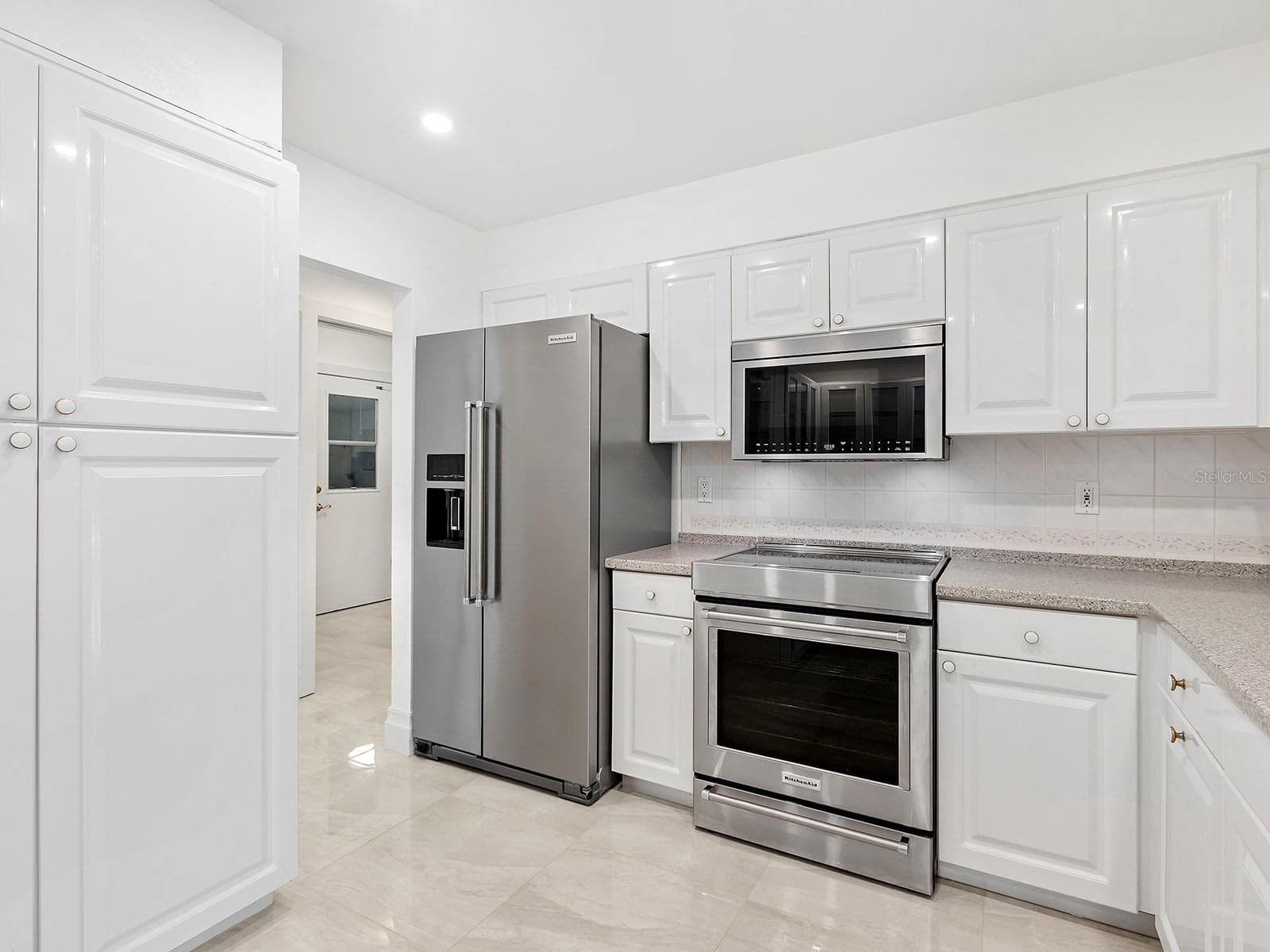 Open kitchen with new Kitcheaid appliances - 396 BAYSHORE DR, VENICE