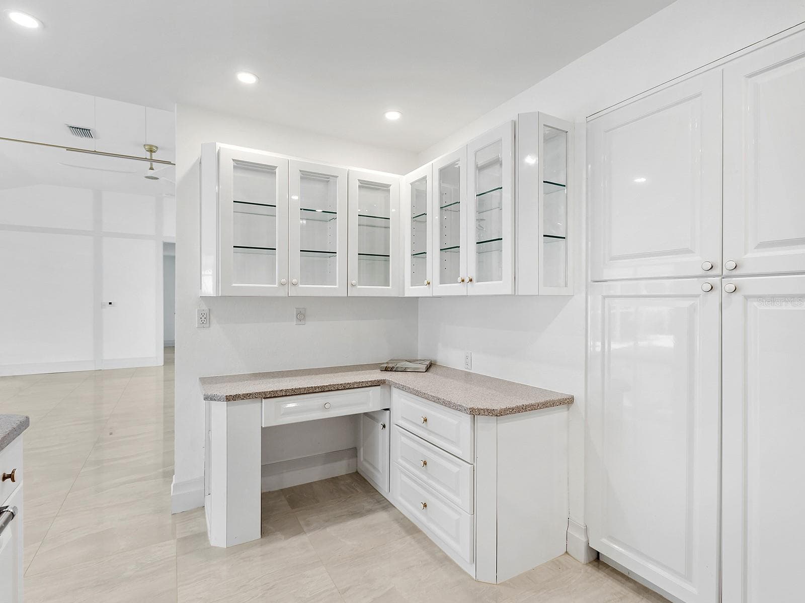 Kitchen desk and glassed cabinets - 396 BAYSHORE DR, VENICE