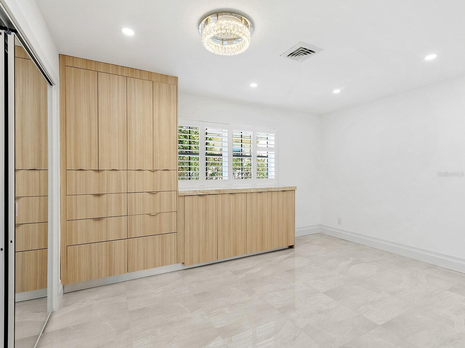 Bedroom 3 built in closet - 396 BAYSHORE DR, VENICE