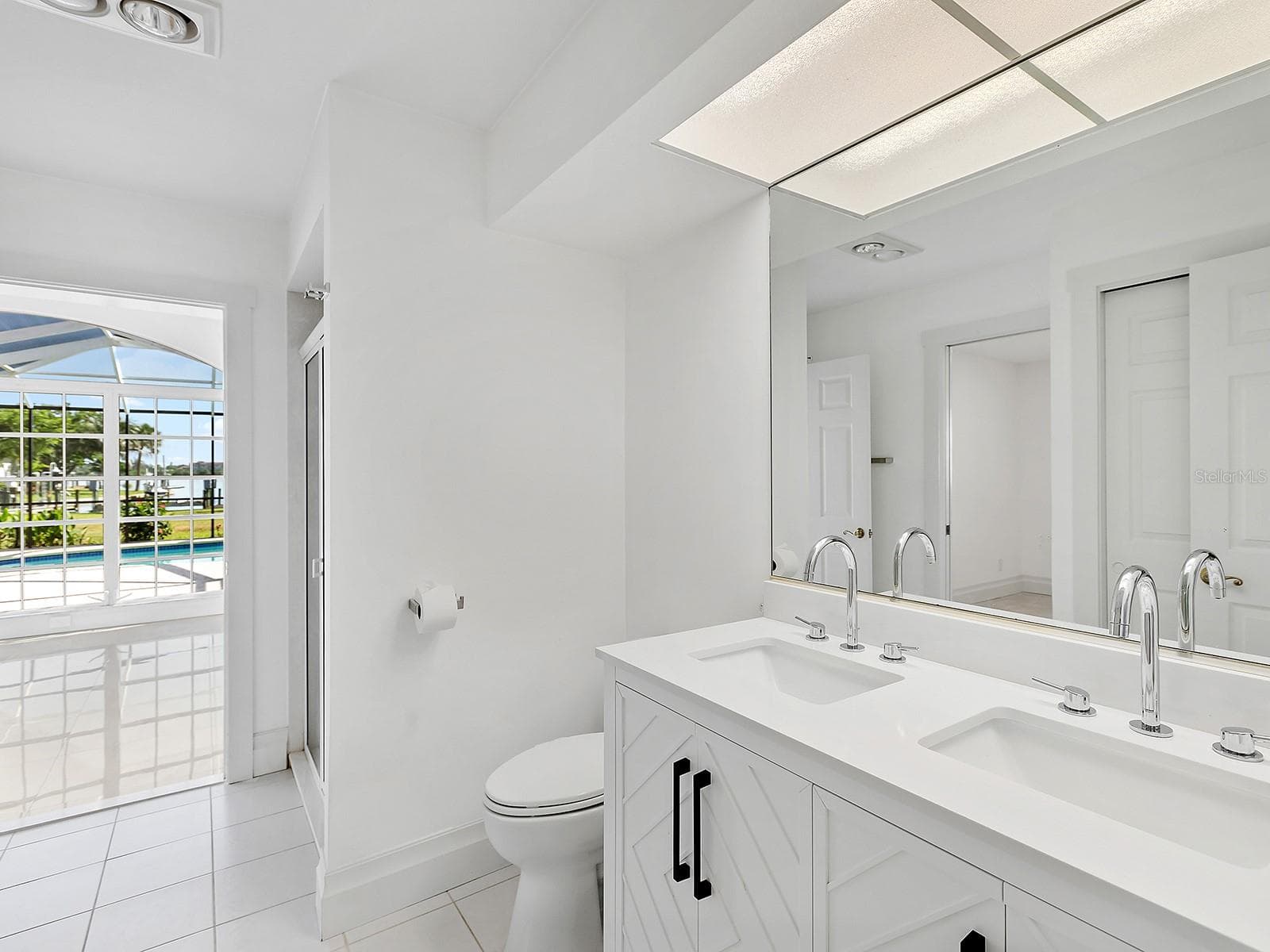Double sink vanities in both bathrooms - 396 BAYSHORE DR, VENICE