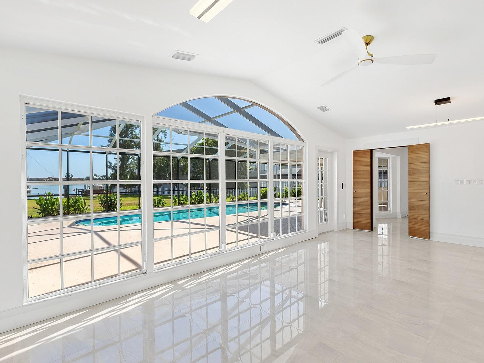 Window, windows, windows - 396 BAYSHORE DR, VENICE
