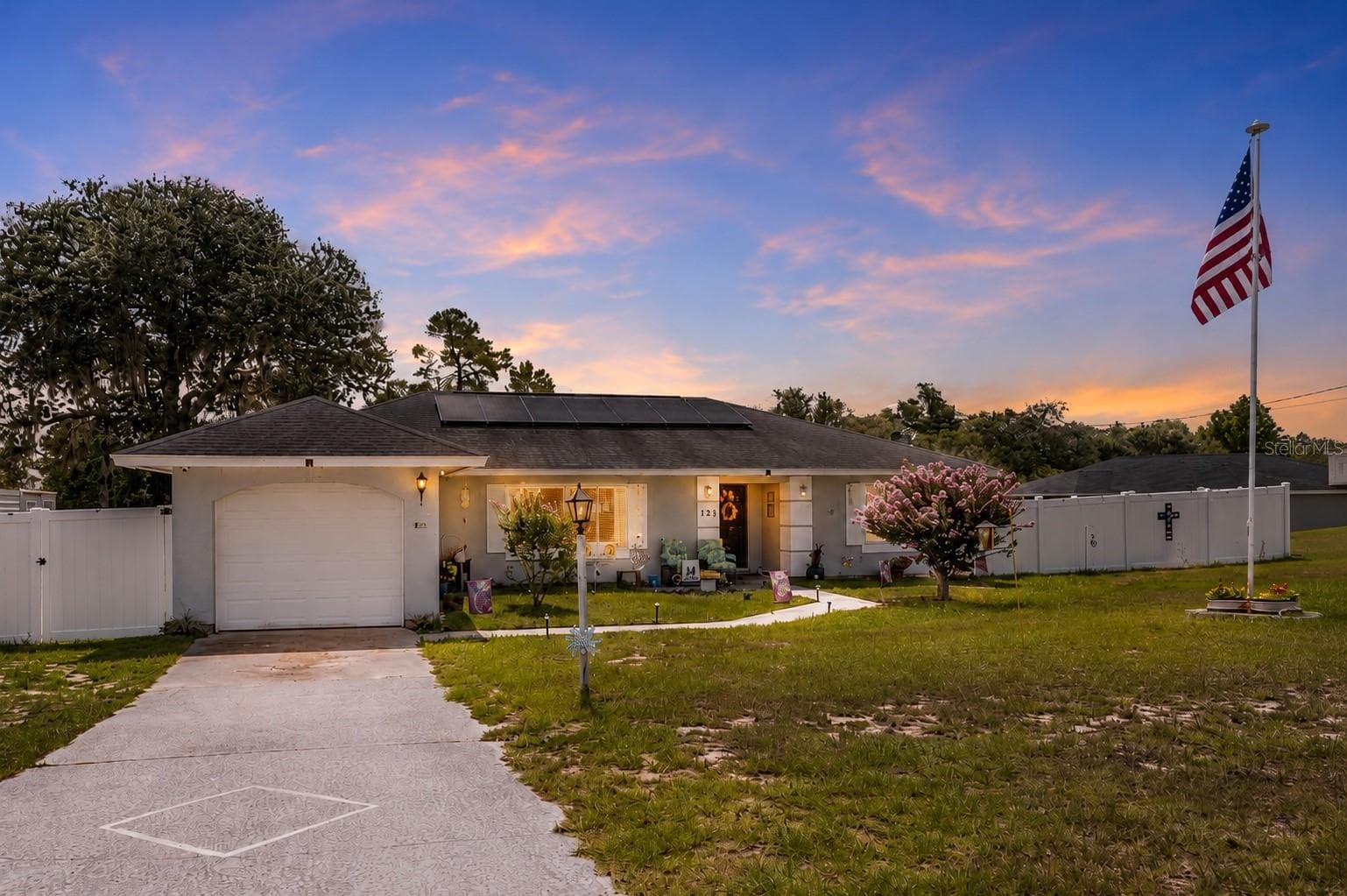 124 OAK CIR
