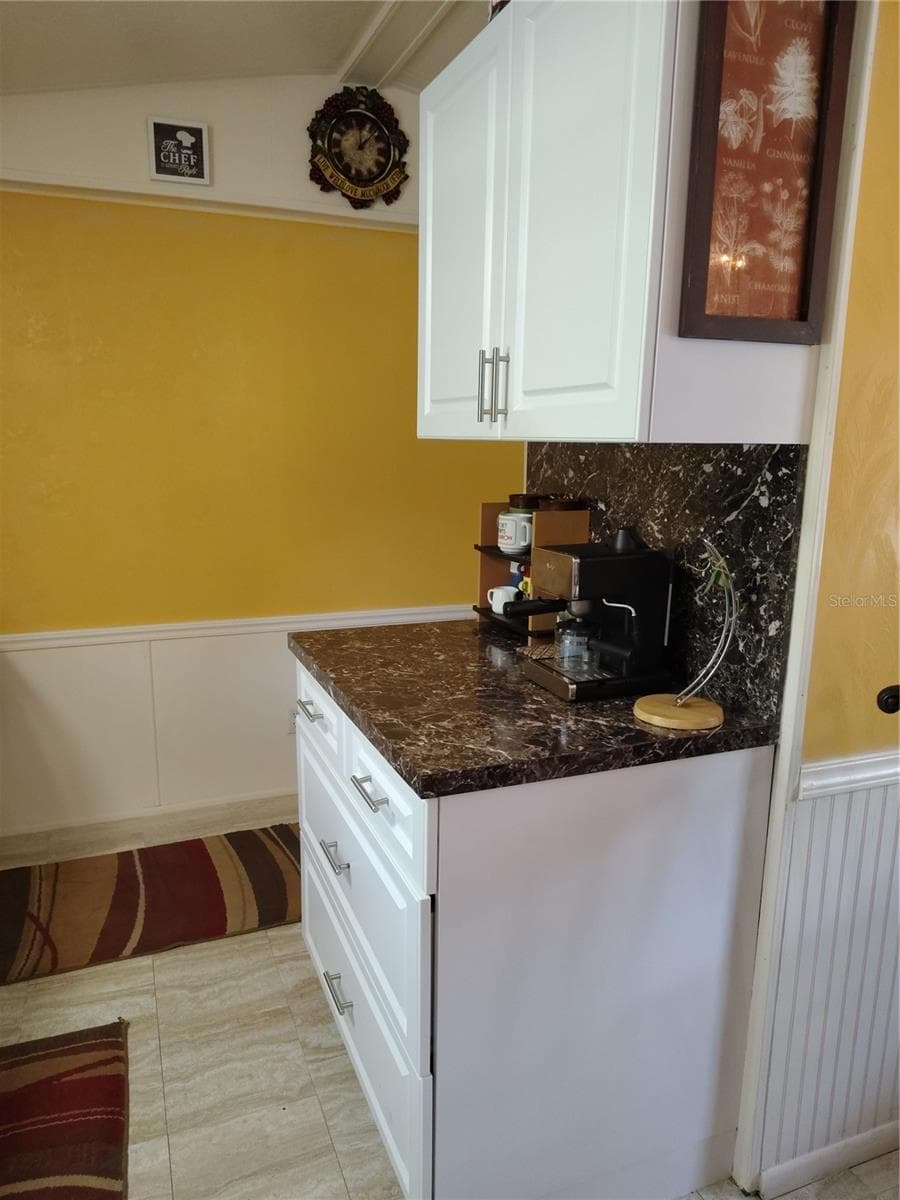 Coffee/ tea station - 12627 BLACKBERRY LN, LAKE WALES