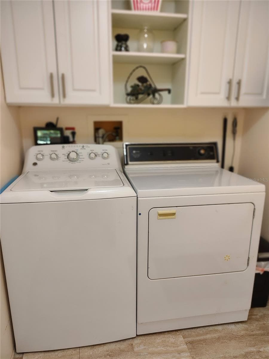 Laundry with cabinet storage - 12627 BLACKBERRY LN, LAKE WALES