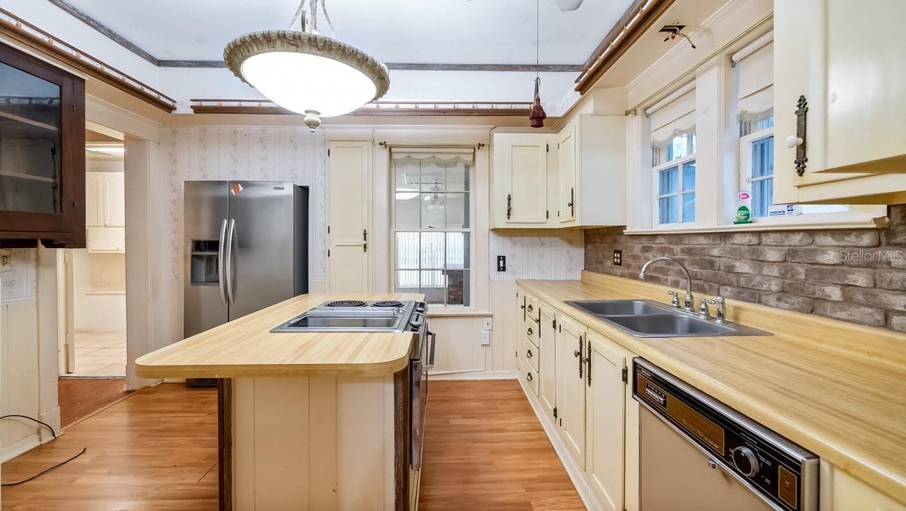 Kitchen - 127 E LAUREL AVE, HOWEY IN THE HILLS