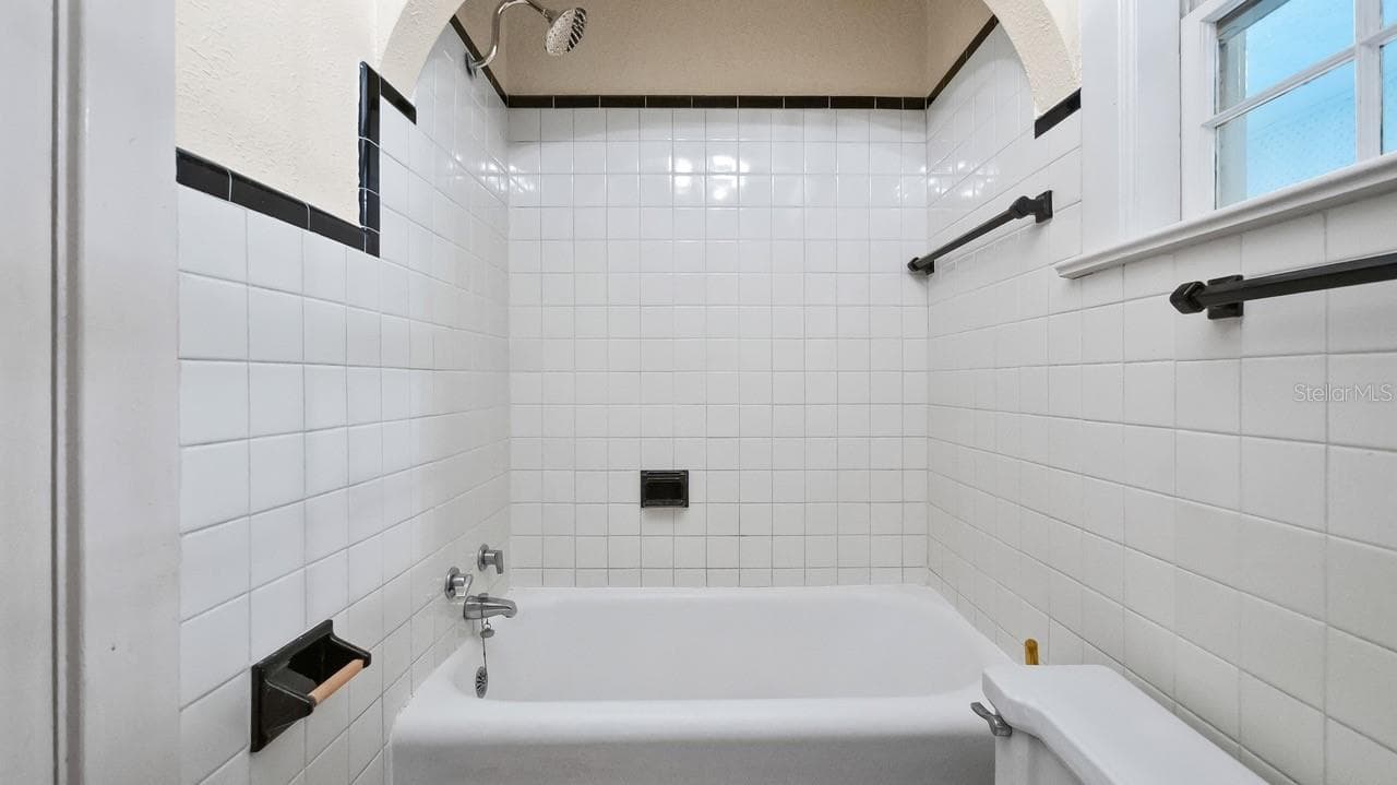 Bathroom - 127 E LAUREL AVE, HOWEY IN THE HILLS
