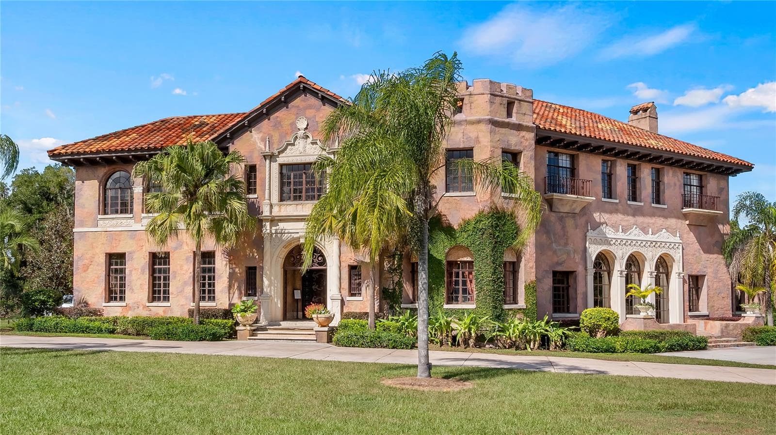Historic Howey Mansion - 127 E LAUREL AVE, HOWEY IN THE HILLS