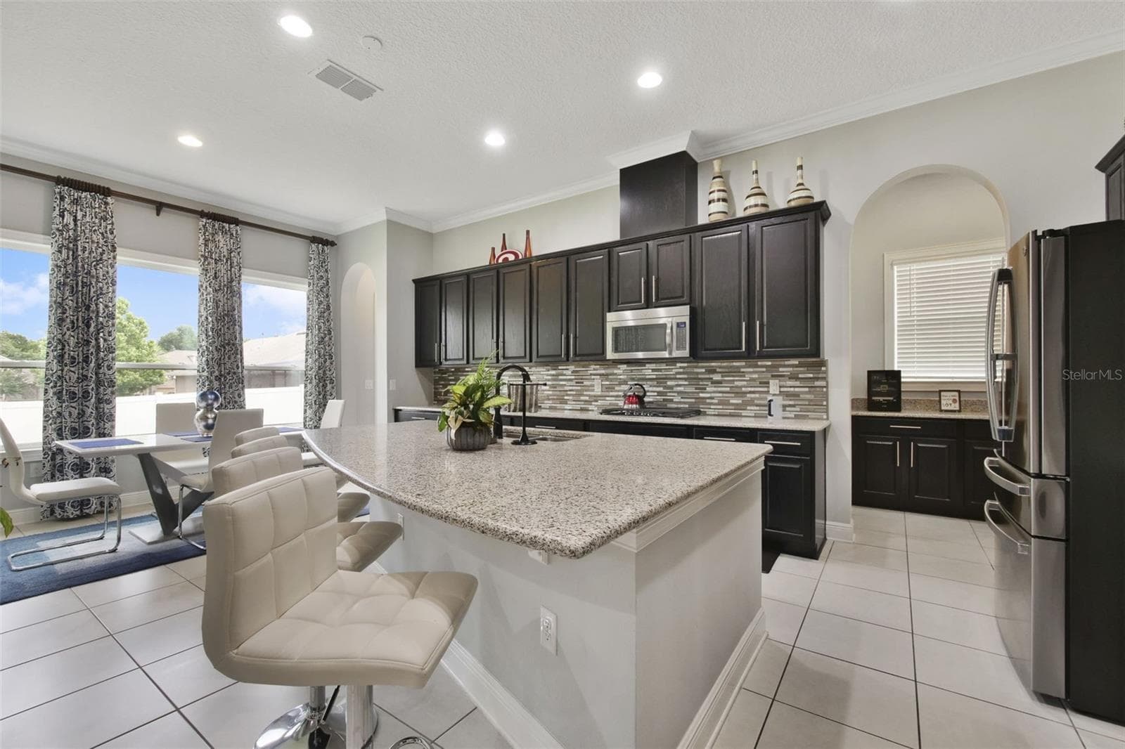 Kitchen with island and breakfast dining area - 1315 ARDEN OAKS DR, OCOEE