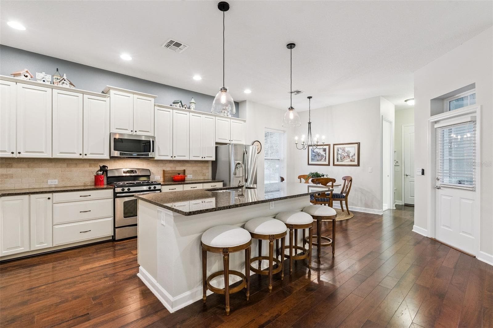 Open Concept Kitchen with Gas Range - 844 OAKLAND PARK BLVD, WINTER GARDEN