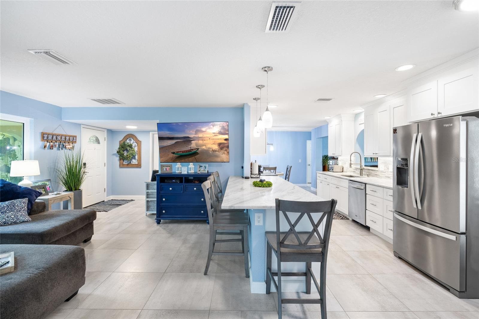Kitchen & Living Room with SPacious Bar for entertaining - 1070 MCCARTY ST, DUNEDIN