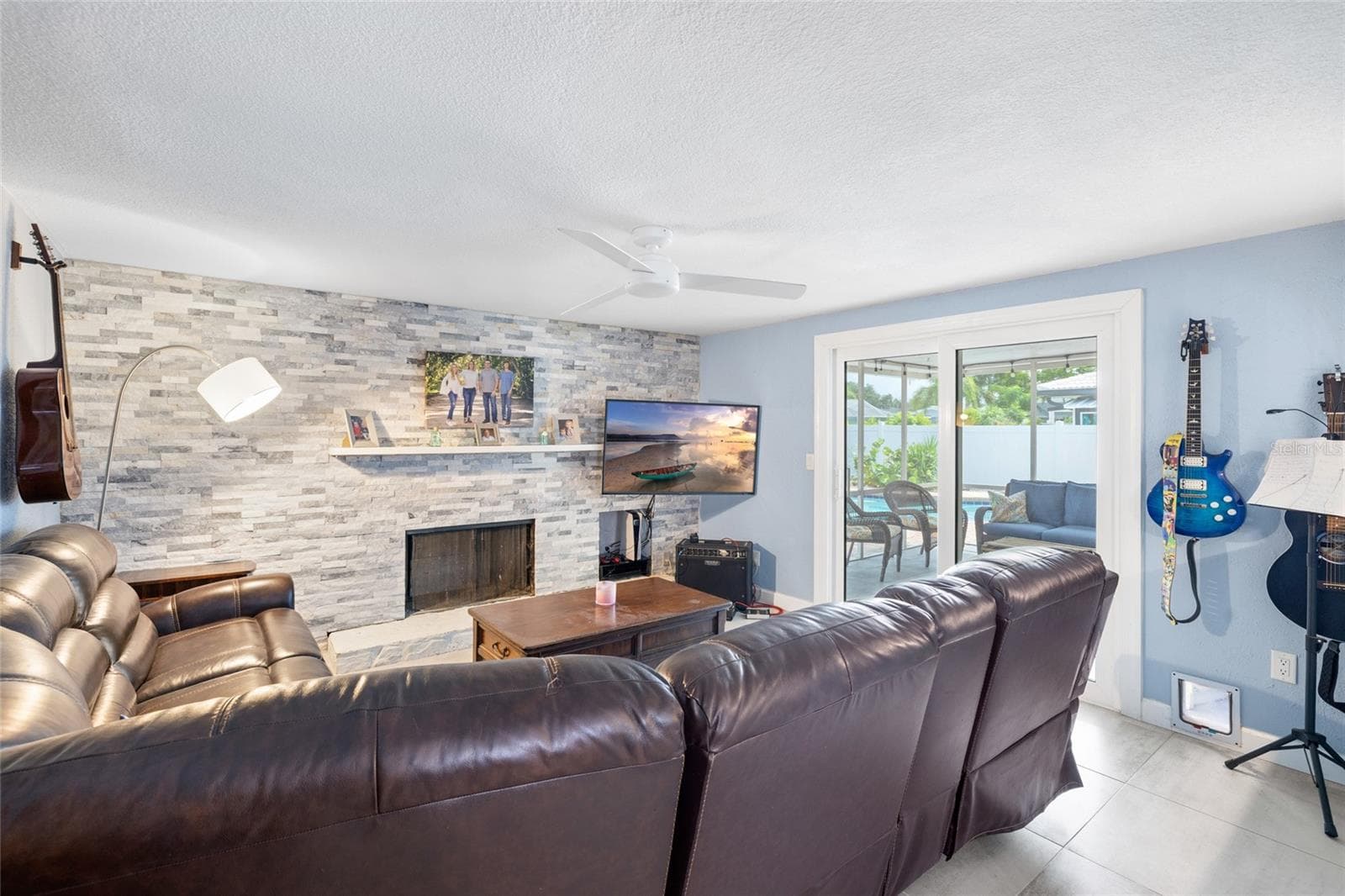 Family Room - 1070 MCCARTY ST, DUNEDIN