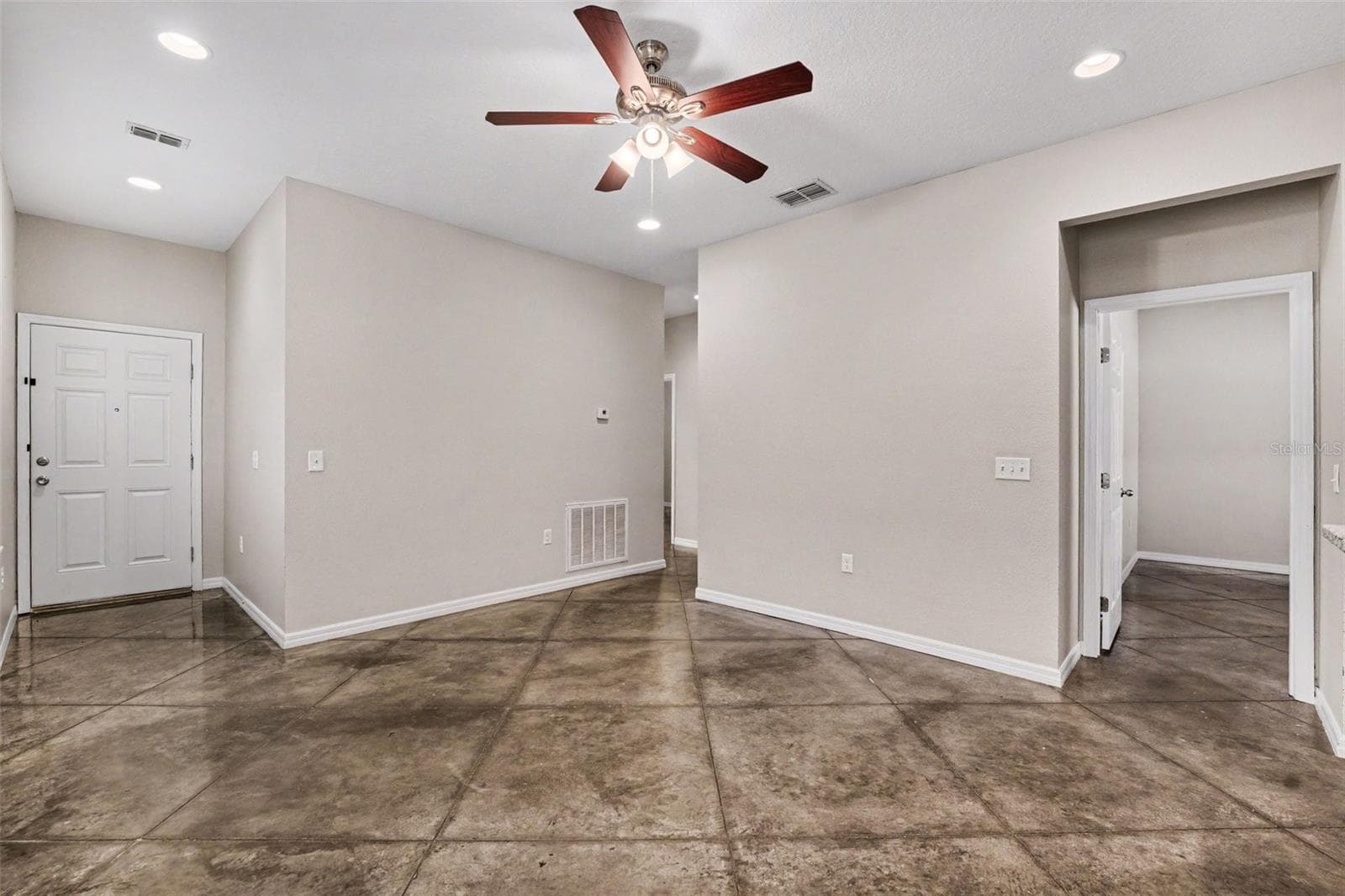 Single Family Residence at 2865 WHISPERING TRAILS DR, WINTER HAVEN, photo 3 of 19