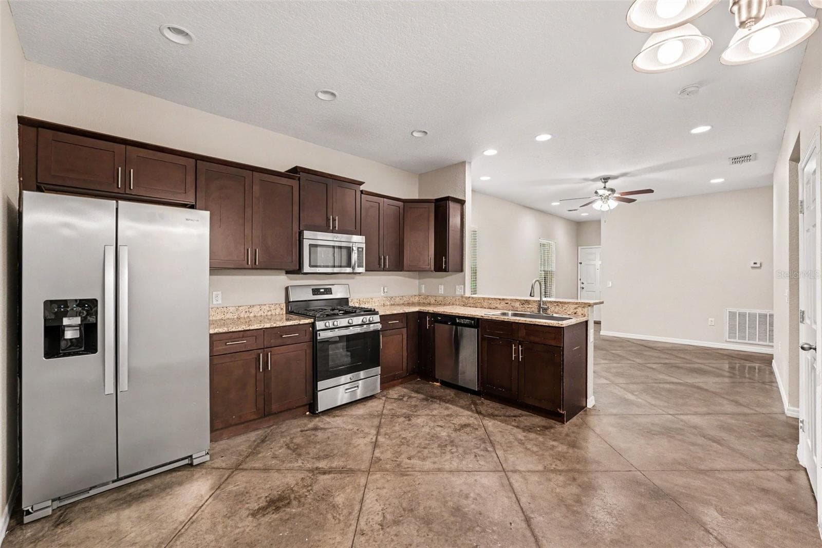 Single Family Residence at 2865 WHISPERING TRAILS DR, WINTER HAVEN, photo 6 of 19