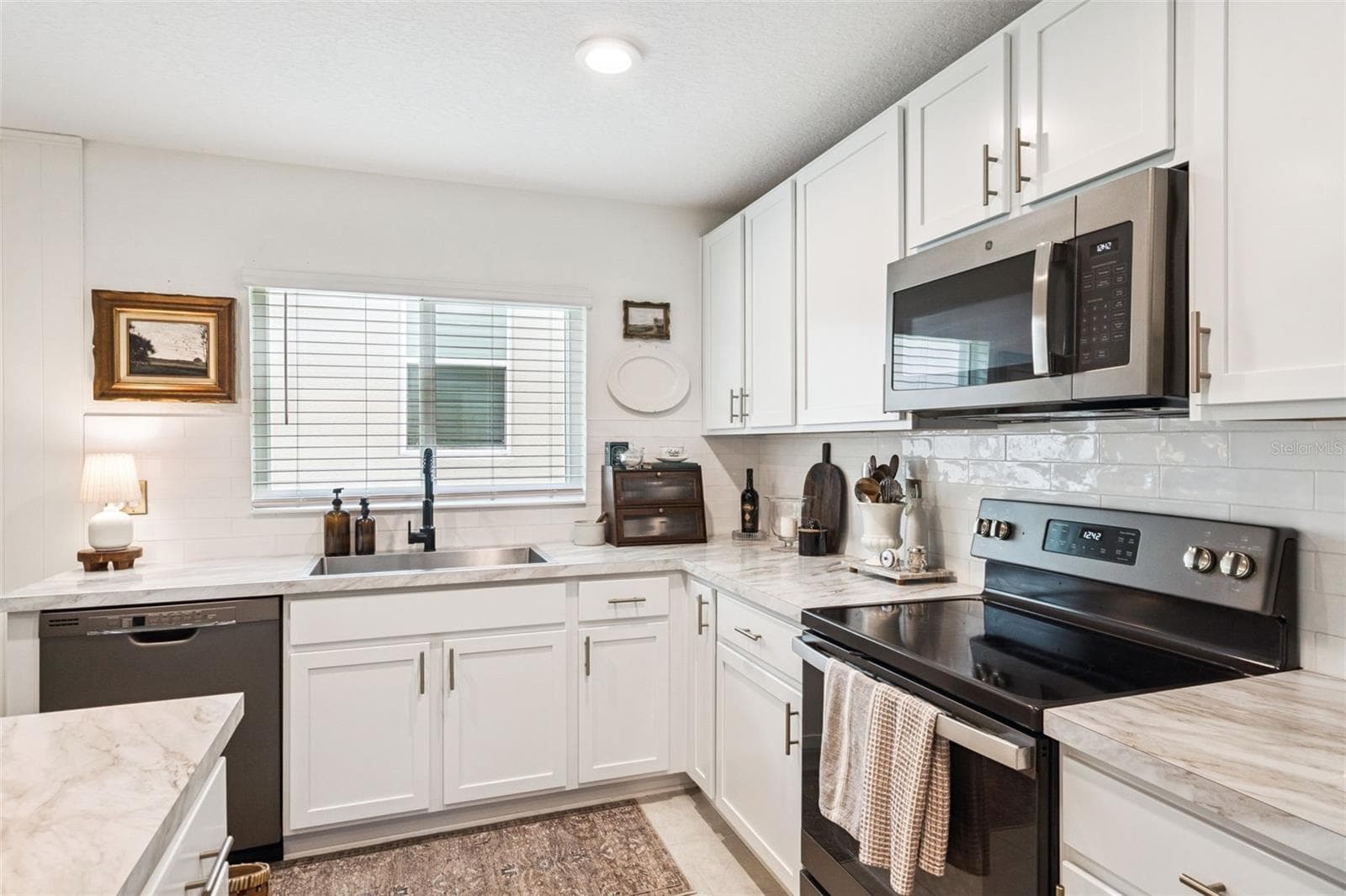 Single Family Residence at 1657 WILSON PRAIRIE CIR, GROVELAND, photo 5 of 27