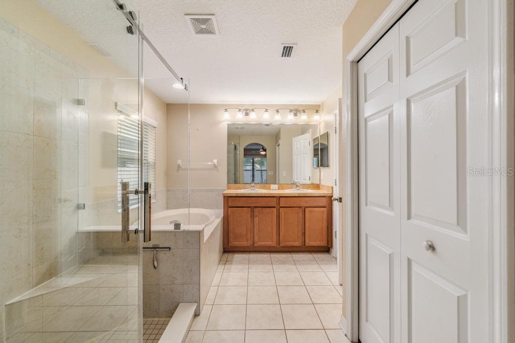 Single Family Residence at 7013 FOREST MERE DR, RIVERVIEW, photo 11 of 30