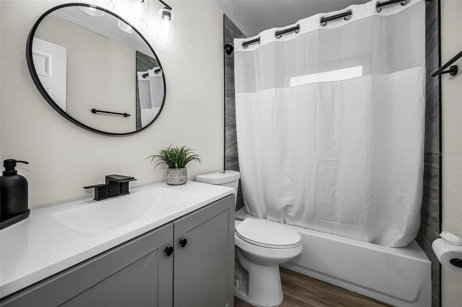 Full Bathroom - 1231 LITTLE JOHN LN, DUNEDIN
