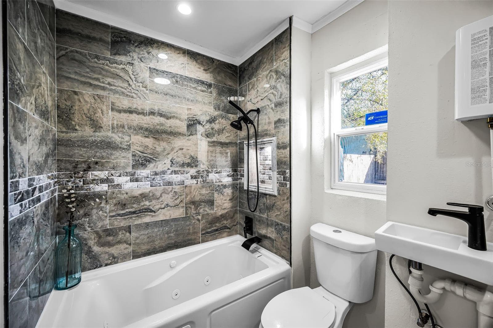Shower with tub - 1231 LITTLE JOHN LN, DUNEDIN