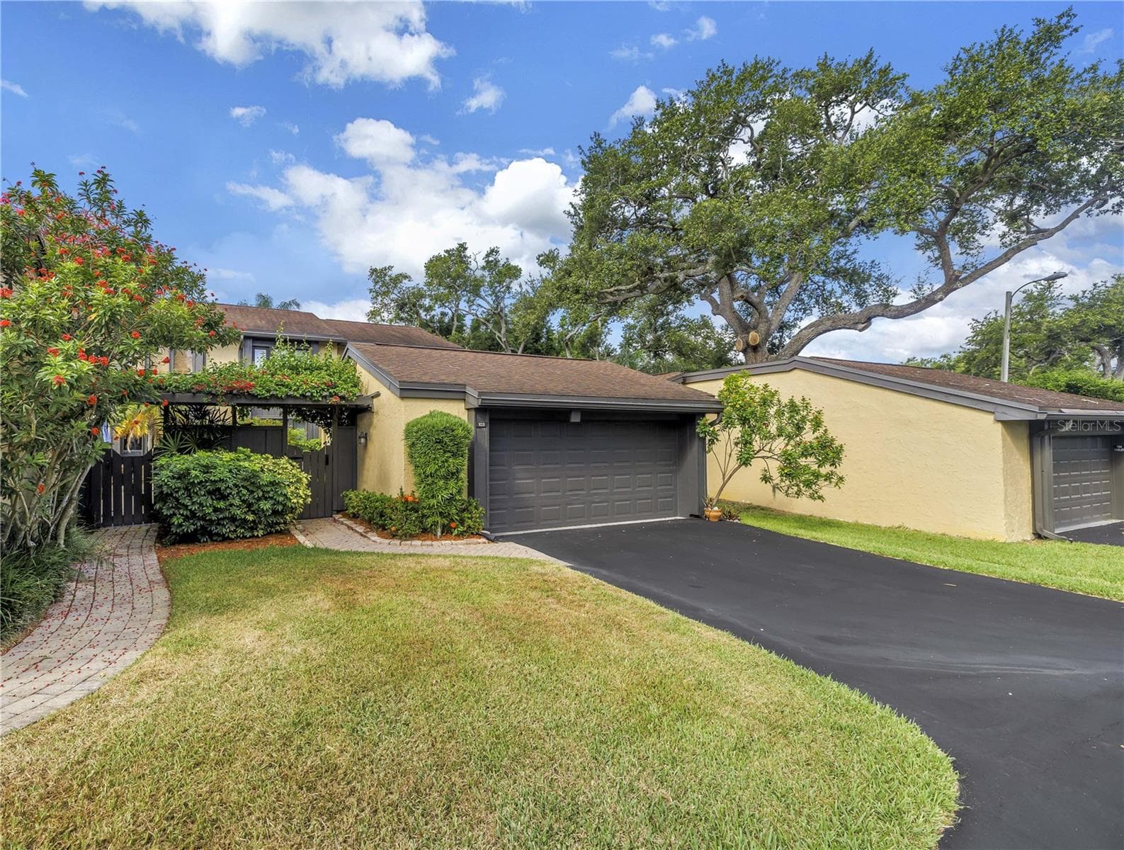 Great driveway! - 13300 INDIAN ROCKS RD #103, LARGO