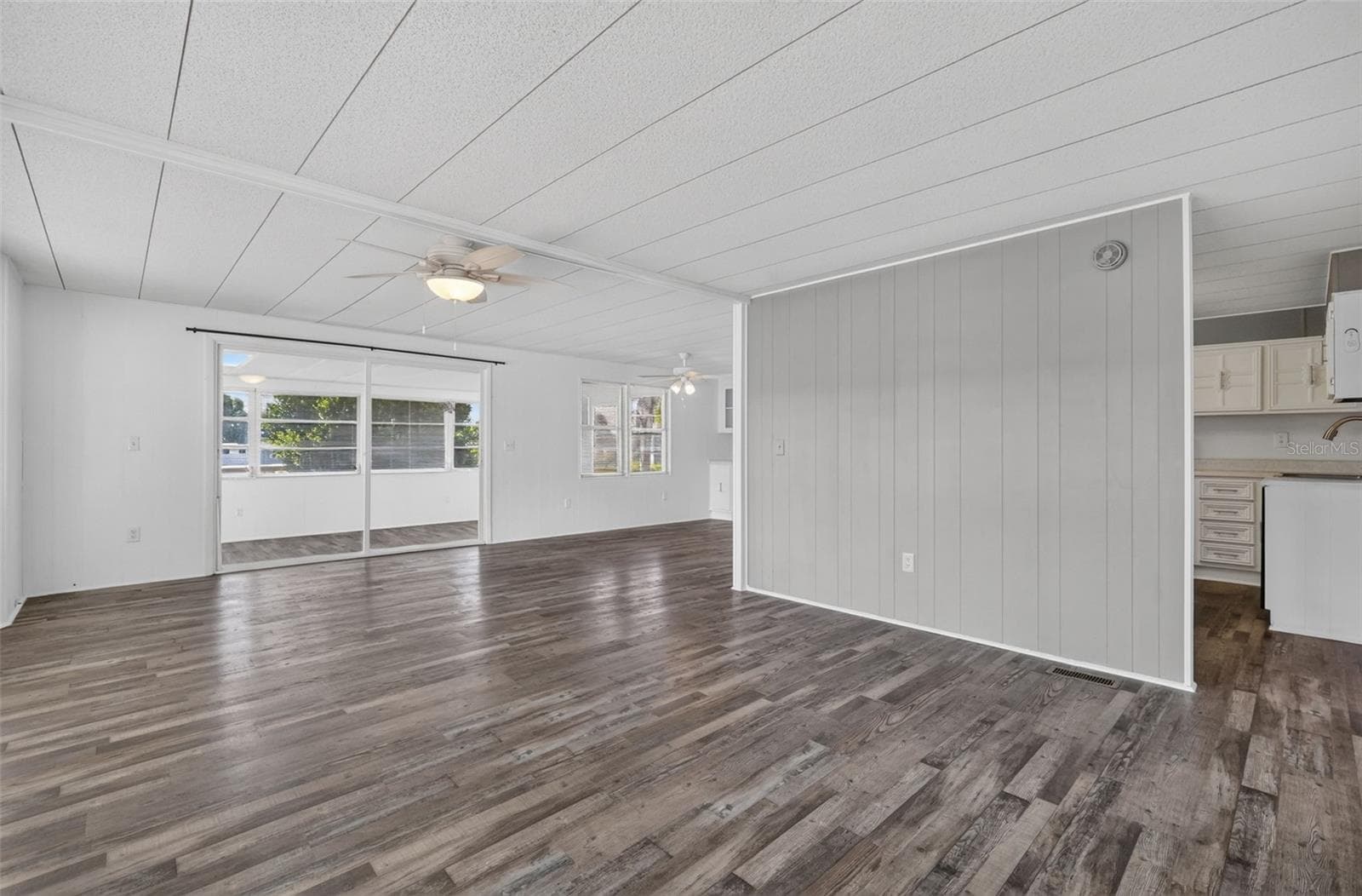 LR w/ large sliders to Florida room - 34312 CARL RD, LEESBURG
