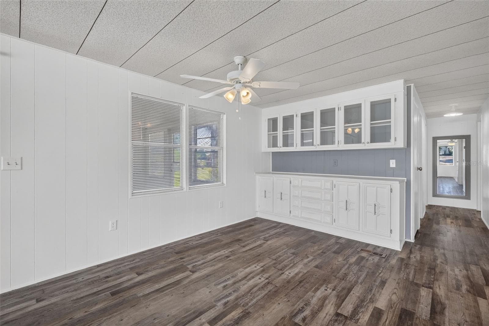 Dining rm w/lots of extra cabinets - 34312 CARL RD, LEESBURG