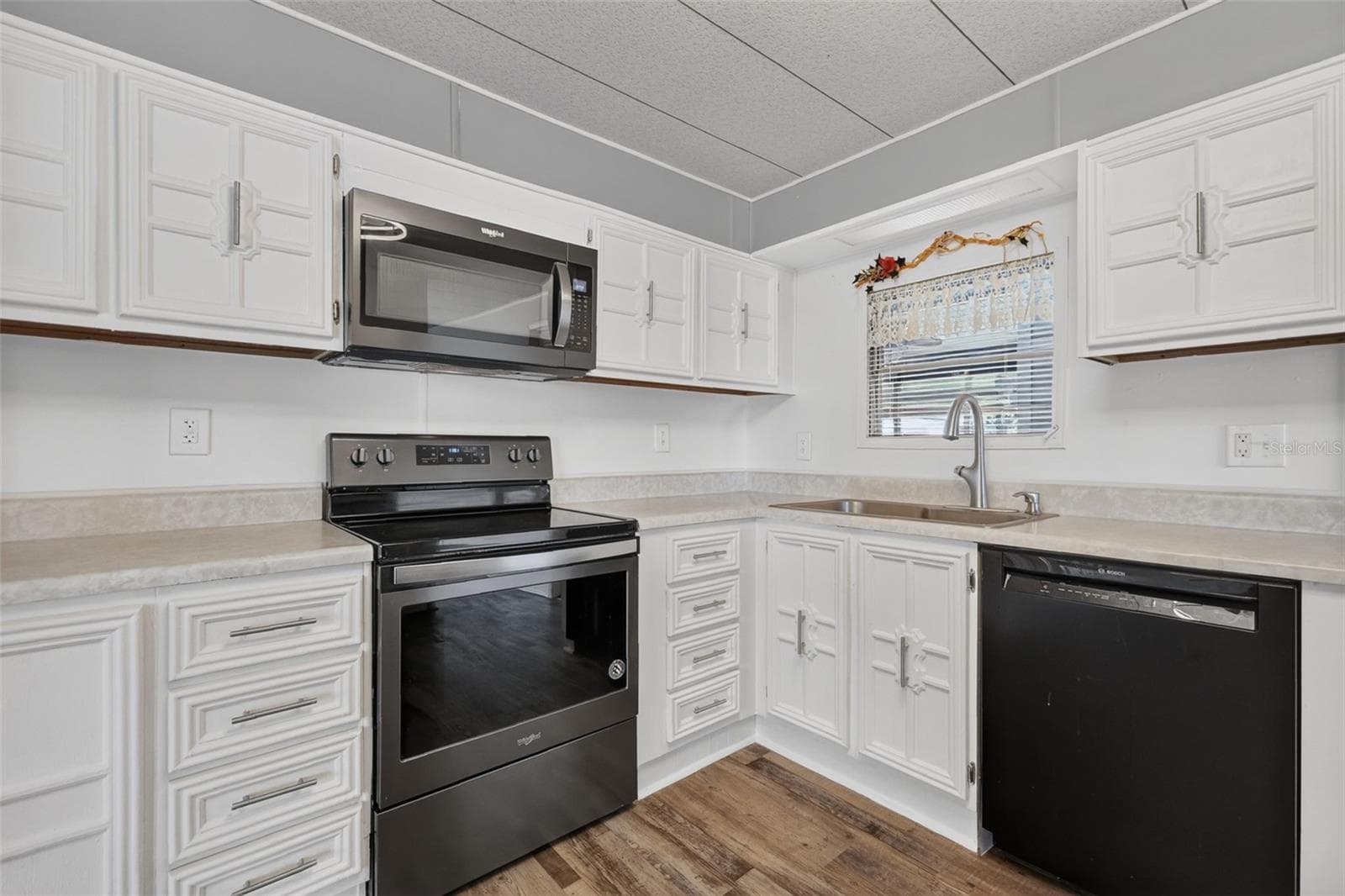 Newer appliances, microwave '24 & Bosch dishwasher '25, both under warranty - 34312 CARL RD, LEESBURG