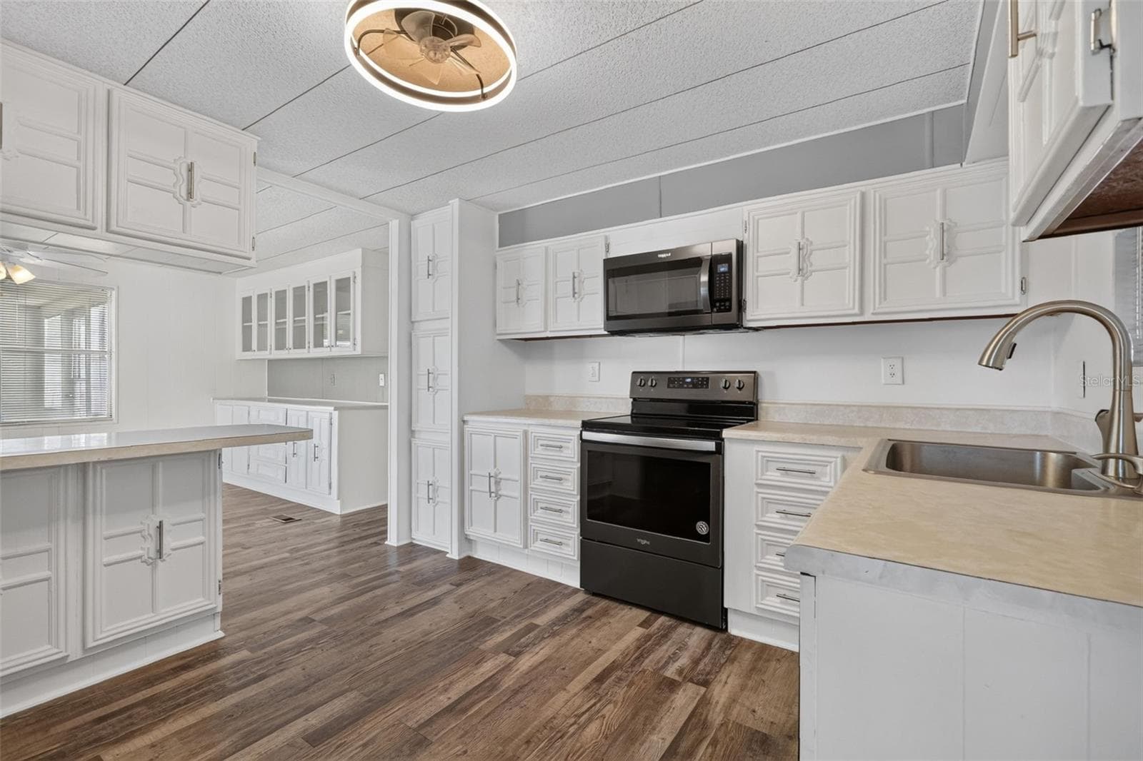 Large kitchen w/lots of cabinets! - 34312 CARL RD, LEESBURG
