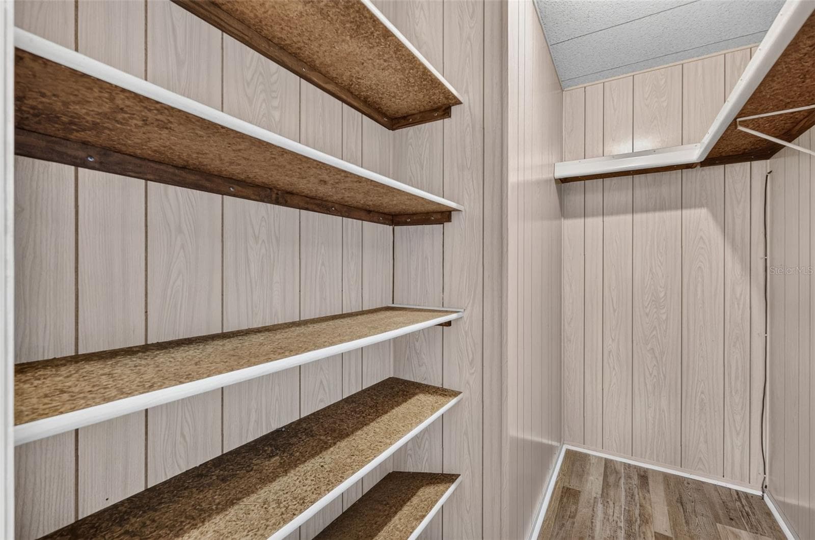 Large walk in closet - 34312 CARL RD, LEESBURG