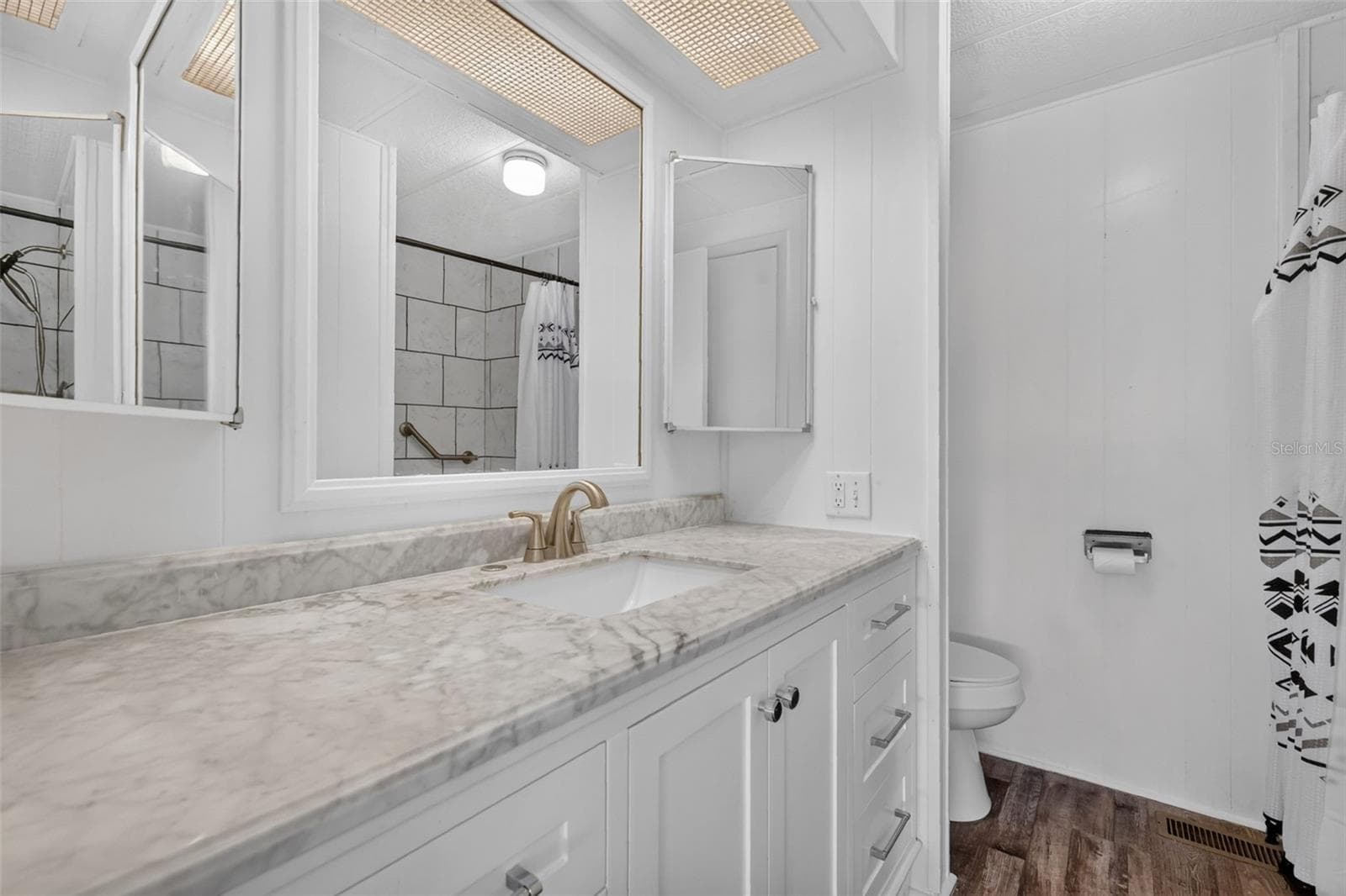 Primary bath w/large vanity - 34312 CARL RD, LEESBURG