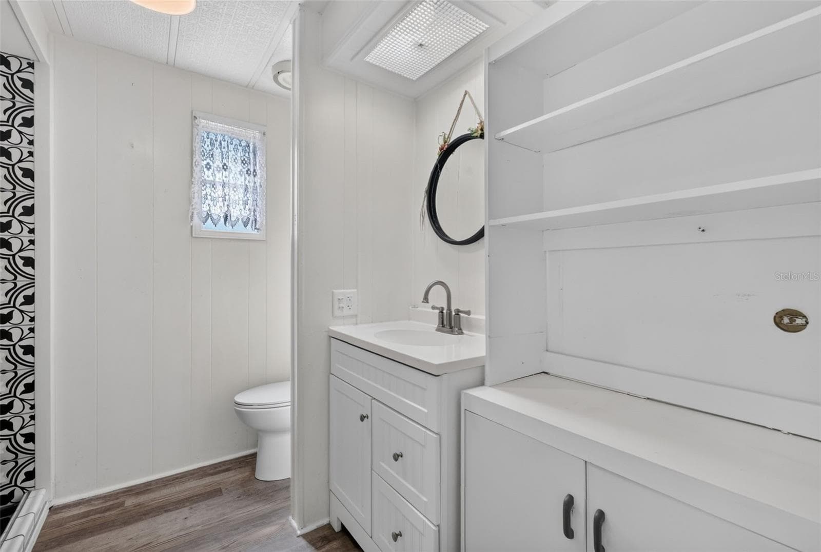 Guest bath w/ample cabinet storage - 34312 CARL RD, LEESBURG