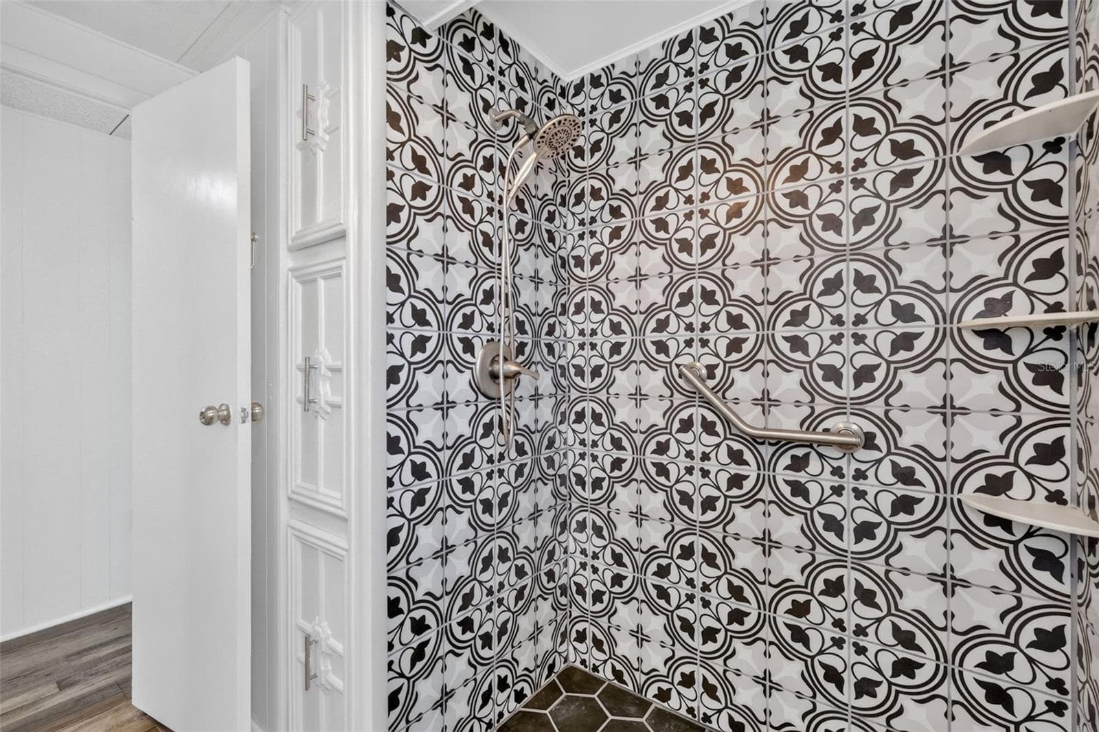 Guest bath updated 2022 - 34312 CARL RD, LEESBURG
