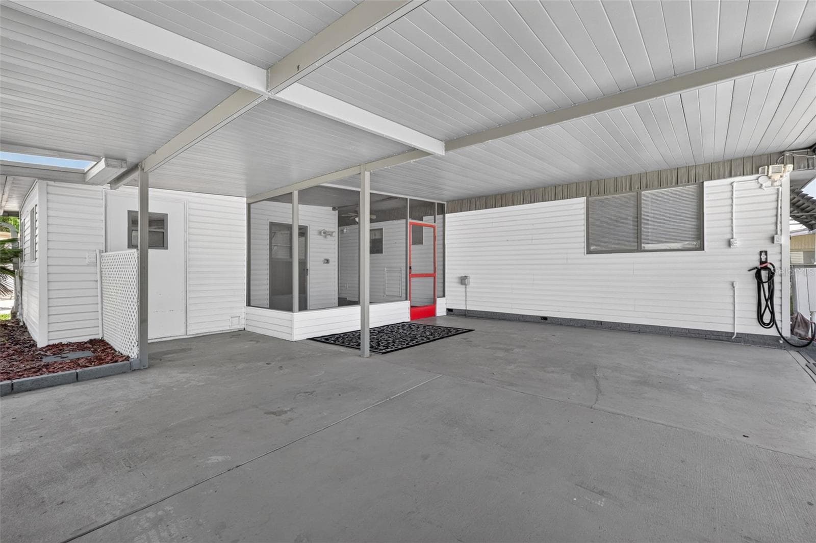 Screen porch w/ceiling fan - 34312 CARL RD, LEESBURG
