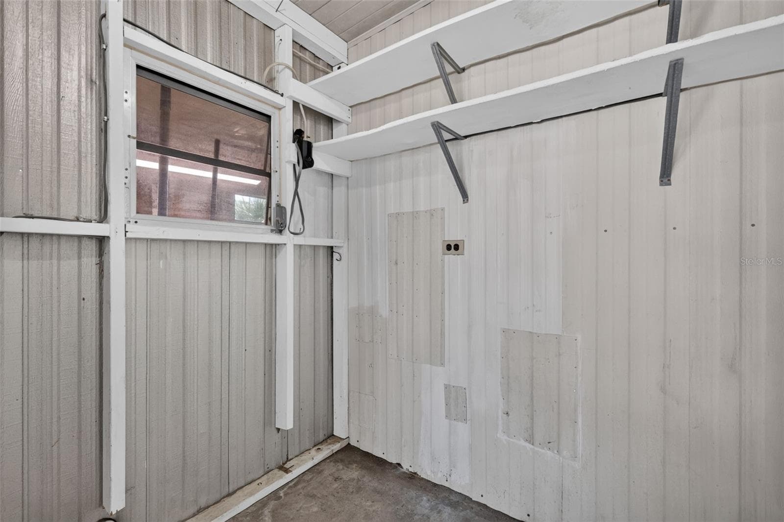 Lots of storage room - 34312 CARL RD, LEESBURG