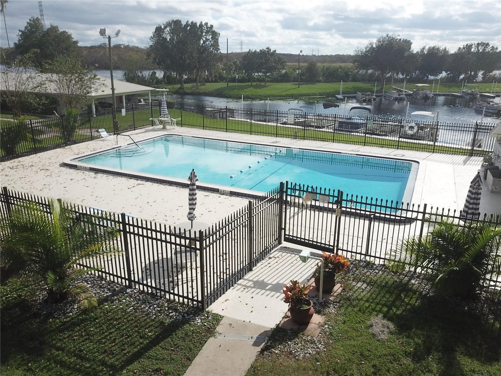 Manufactured Home at 106 LEISURE WORLD DR N, DEBARY, photo 35 of 43