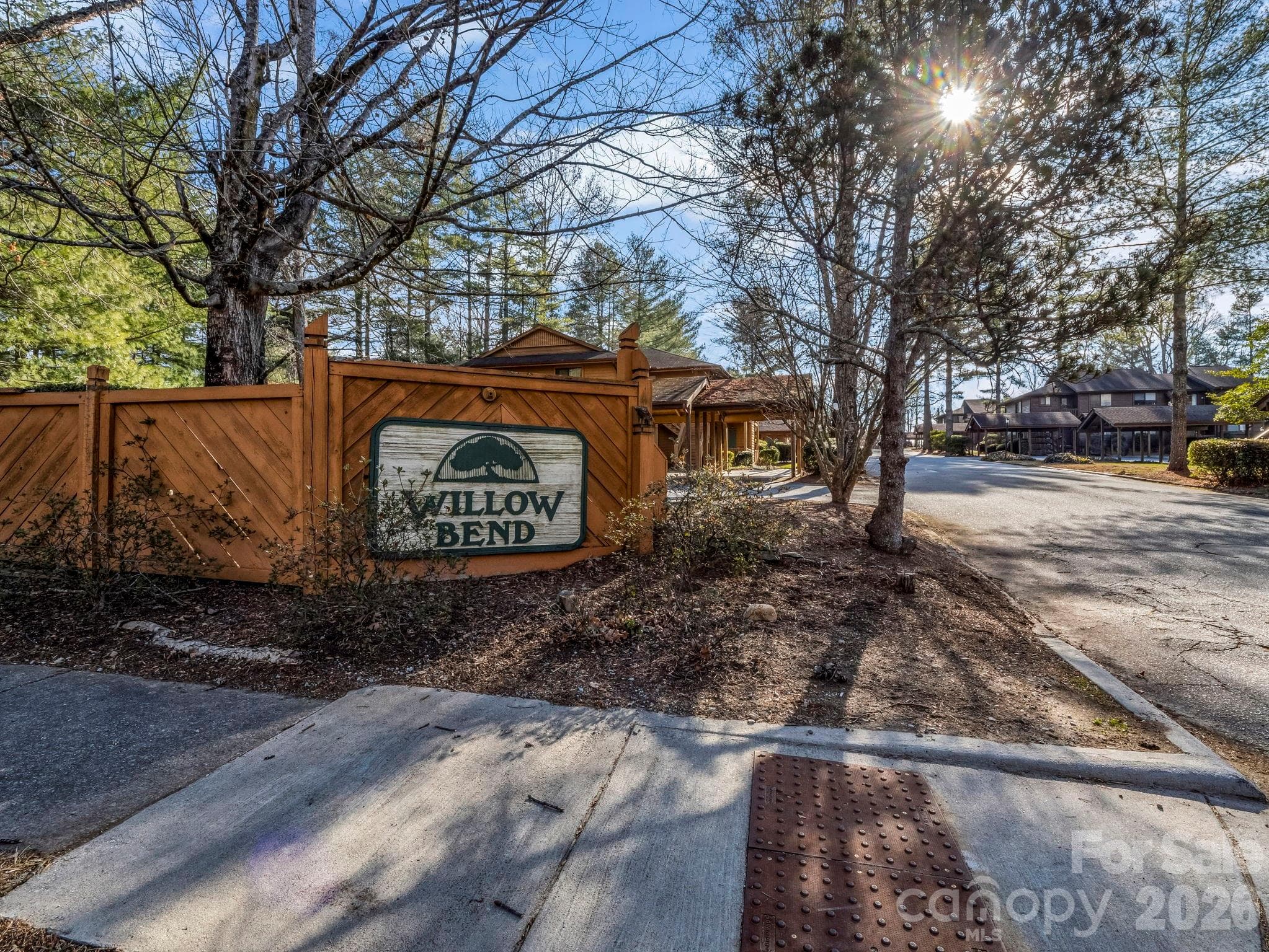 Willow Bend convenientlylocated just one mile to MainStreet Hendersonville & theEcusta Trail. - Hendersonville