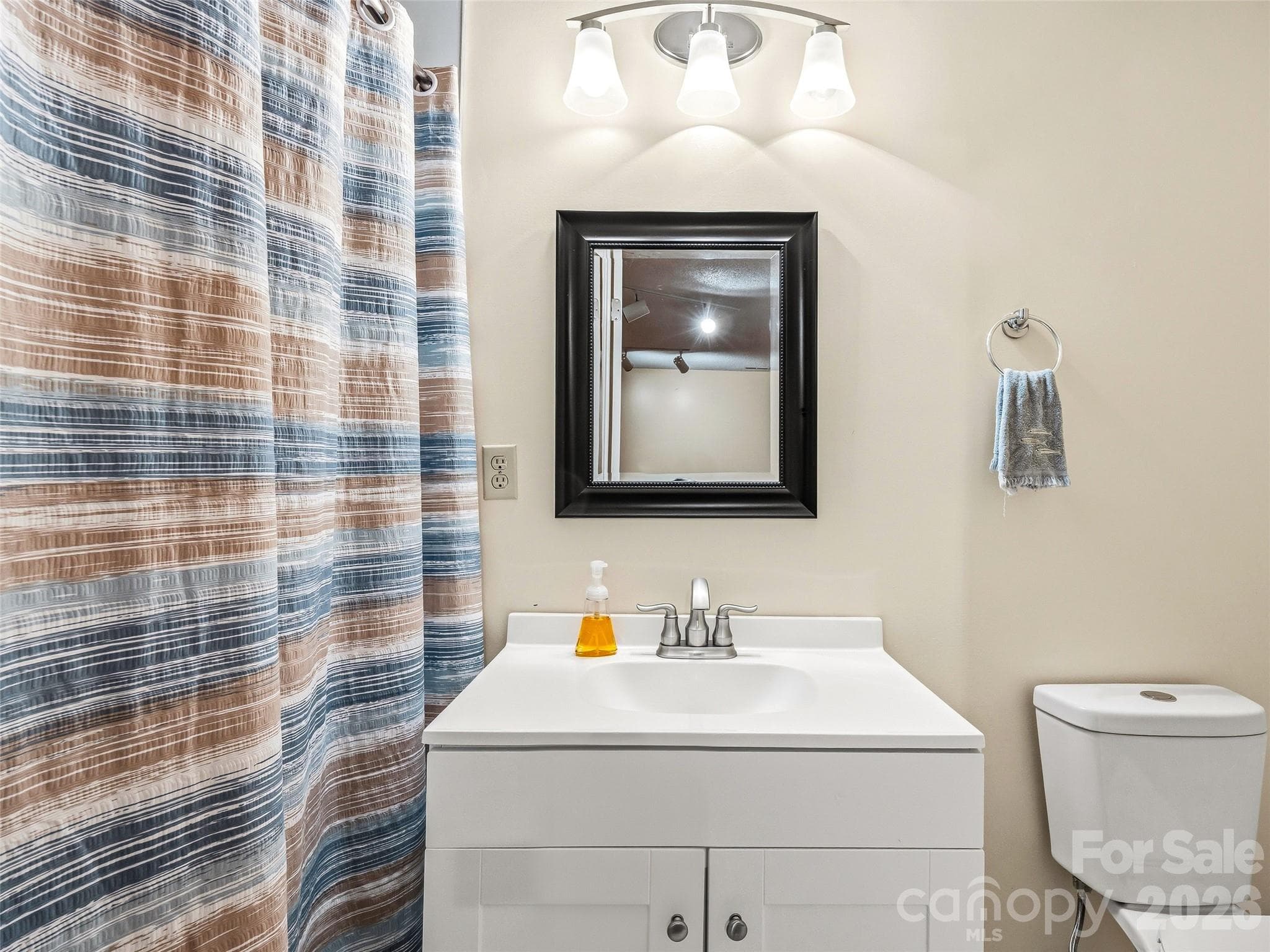 Lower level bath - 206 Camellia Way, Laurel Park
