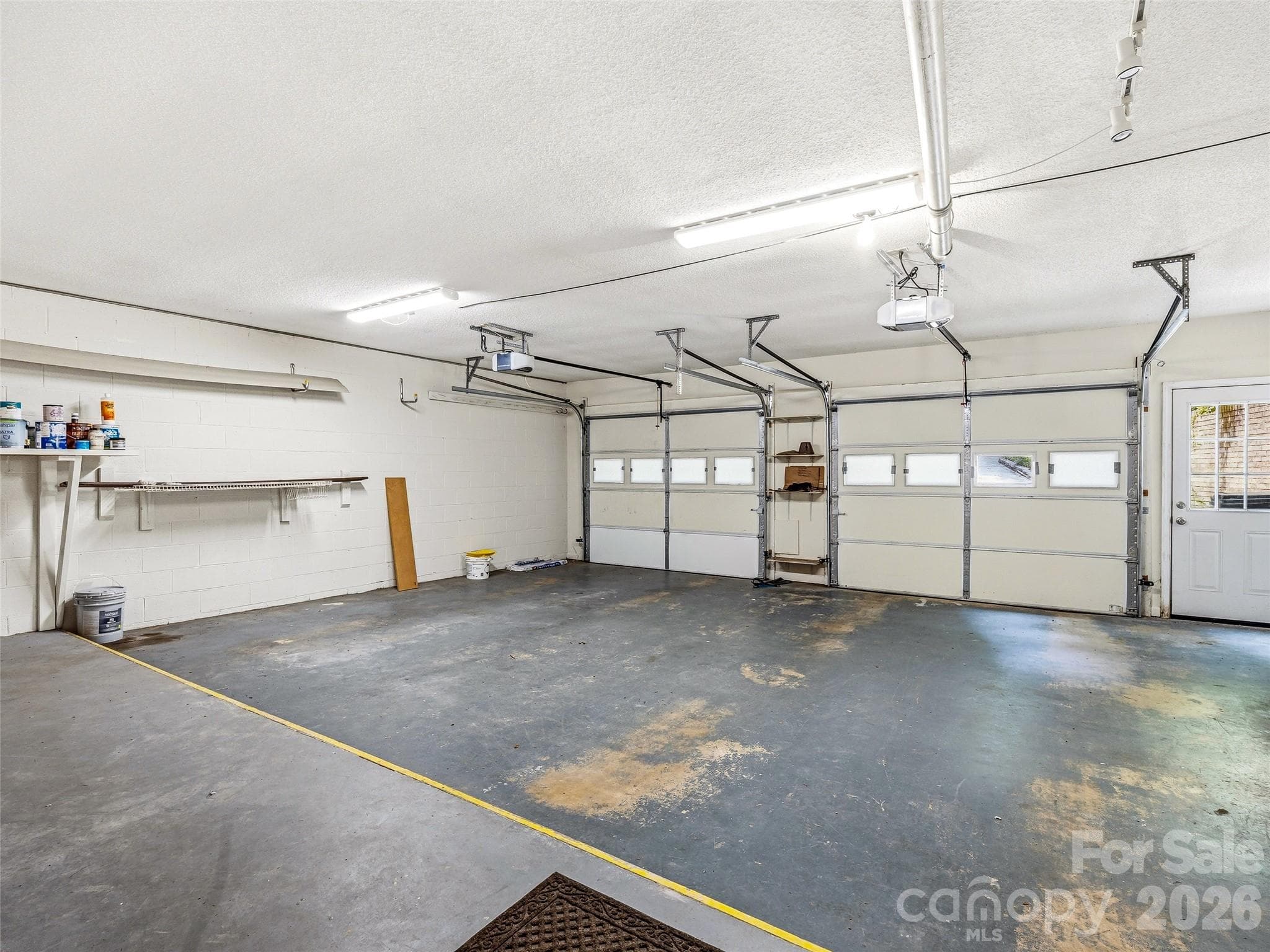 Over-sized 2-car garage - 206 Camellia Way, Laurel Park