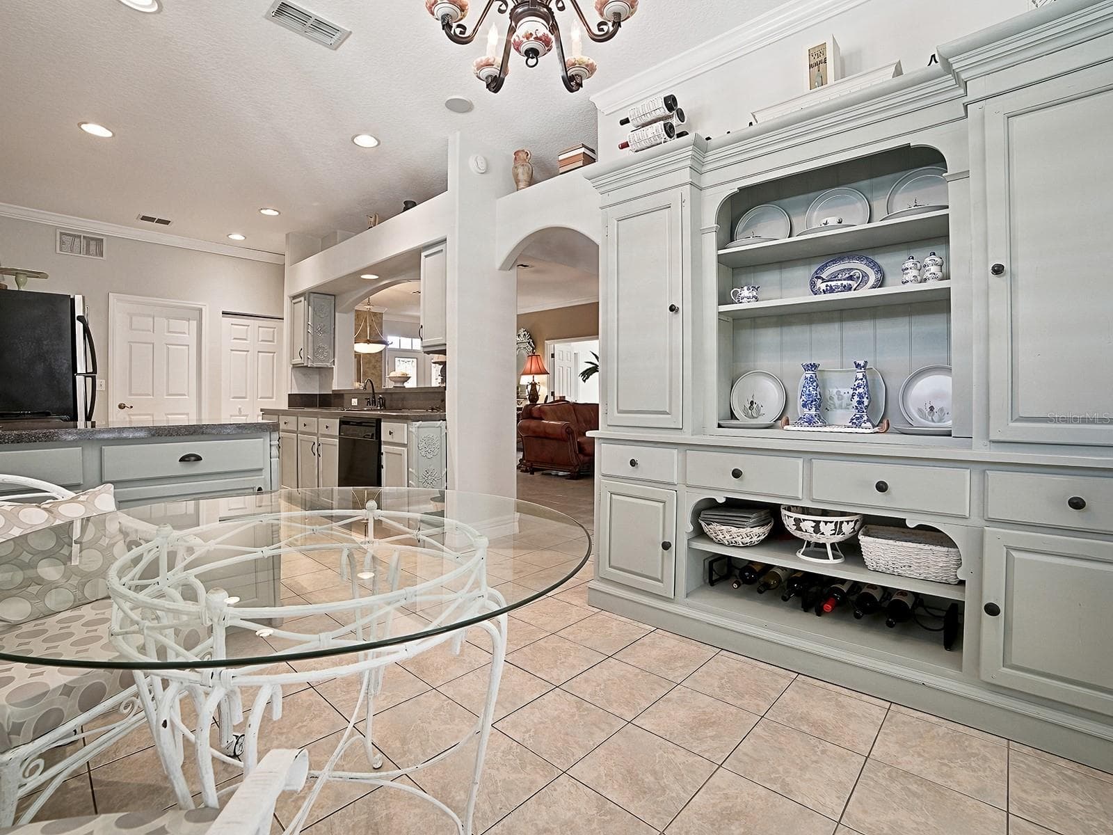 Eat in area - 830 OLD OAKS LN, LEESBURG