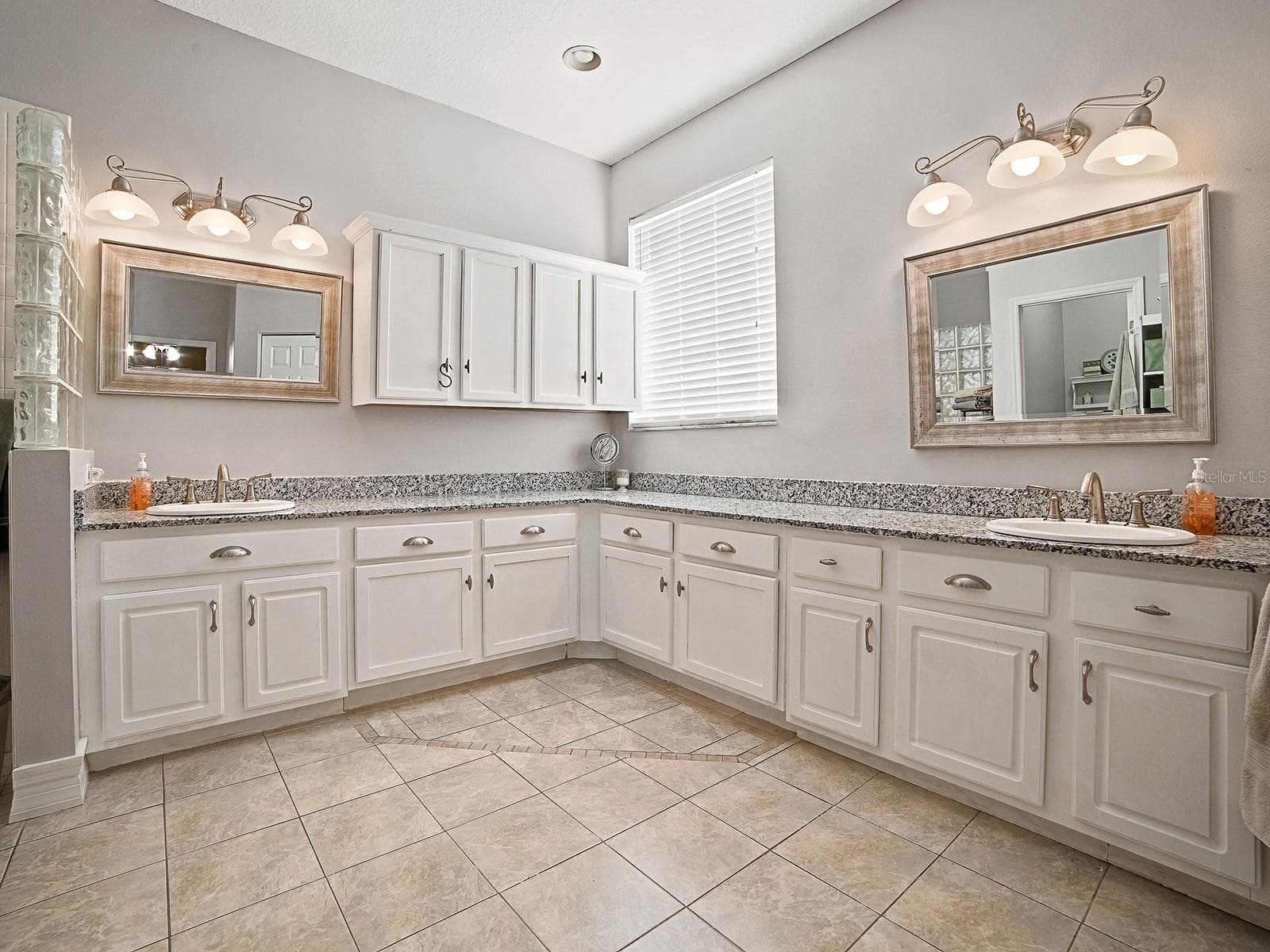 Double sinks in Primary bathroom - 830 OLD OAKS LN, LEESBURG