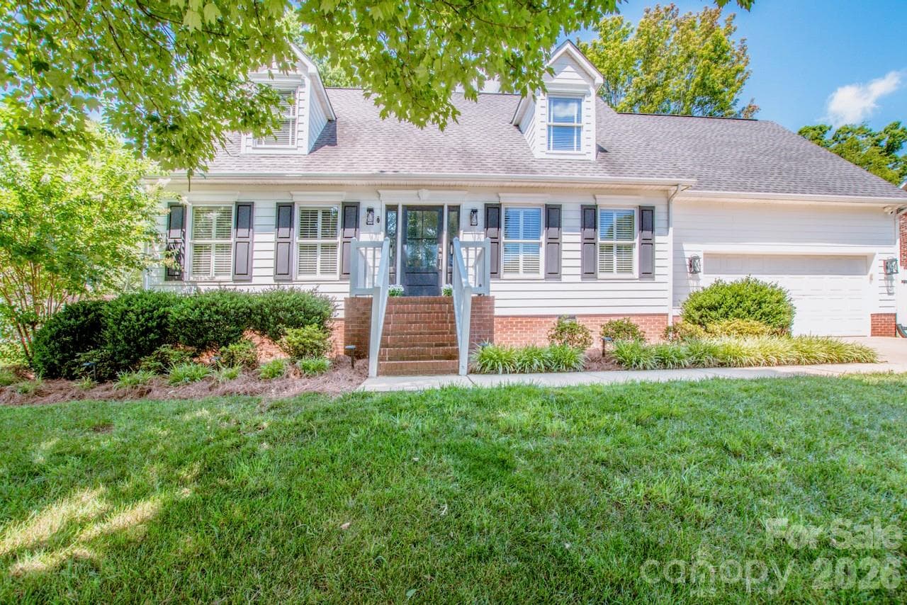 Beautiful brand new fiberglass door unit w/ wavey glass is made of exceptional quality. - Statesville