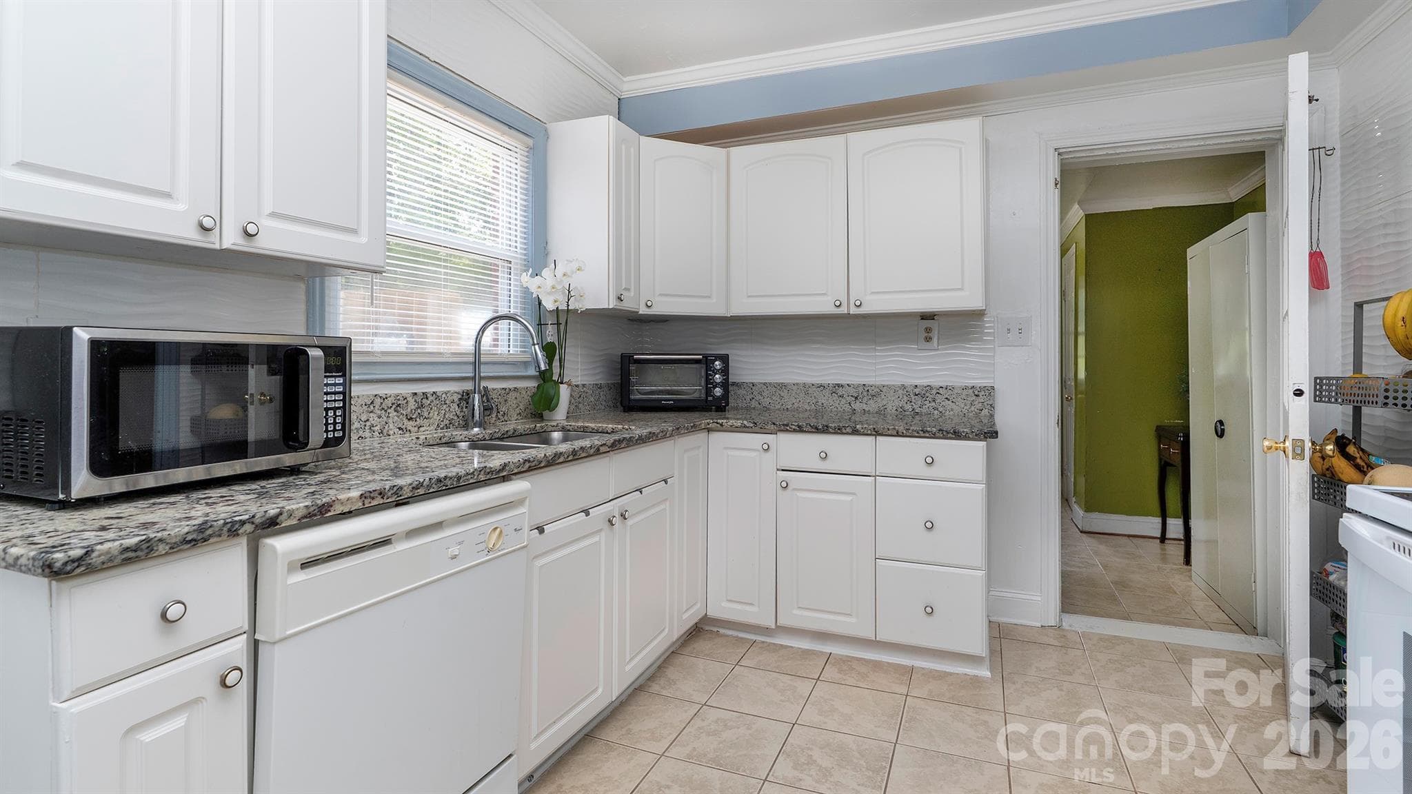 Single Family Residence at 7816 E Lane Drive, Charlotte, photo 8 of 27