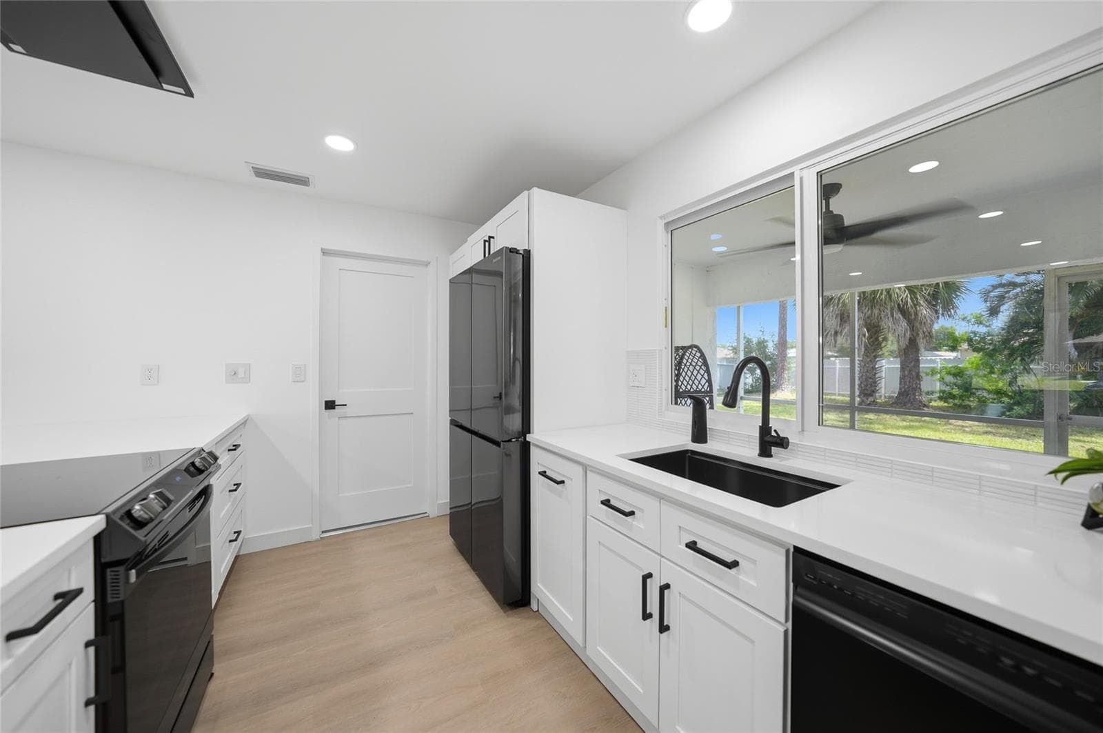 Single Family Residence at 2506 LAKESHORE CIR, PORT CHARLOTTE, photo 10 of 31