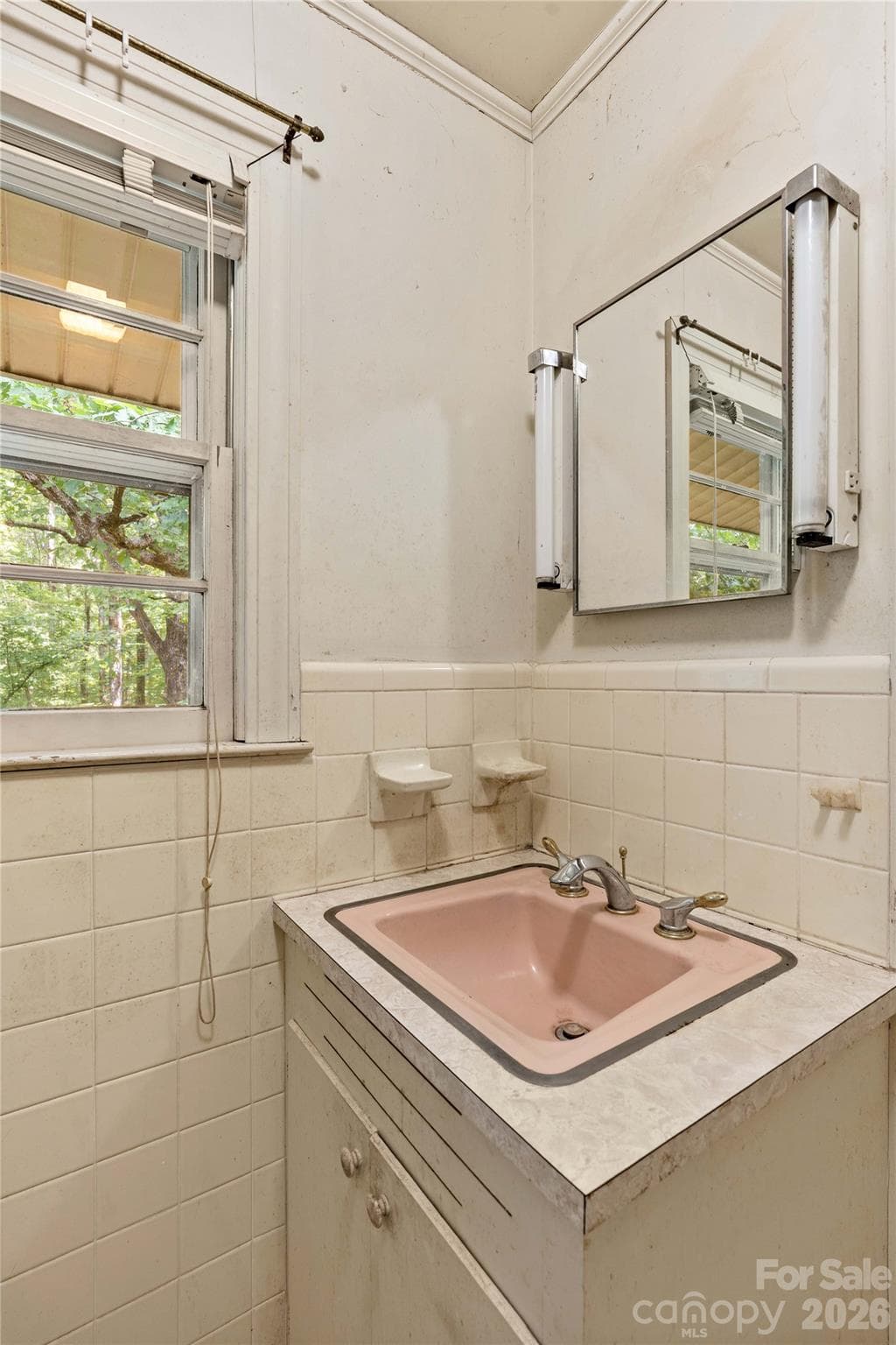 Full Hall Bath located upstairs - 155 Duck Creek Road, Troutman