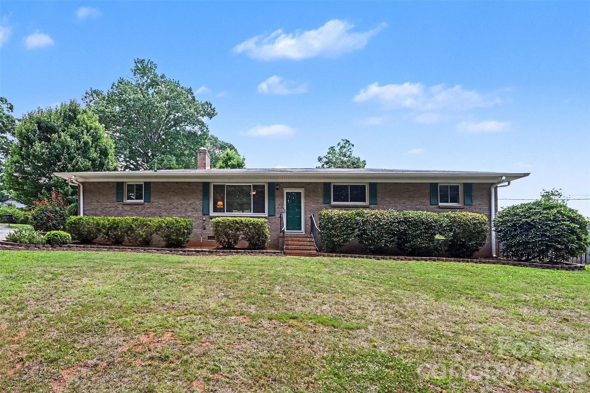 Full Brick 3 bed, 2 bath ranch home with tiered living room - Huntersville