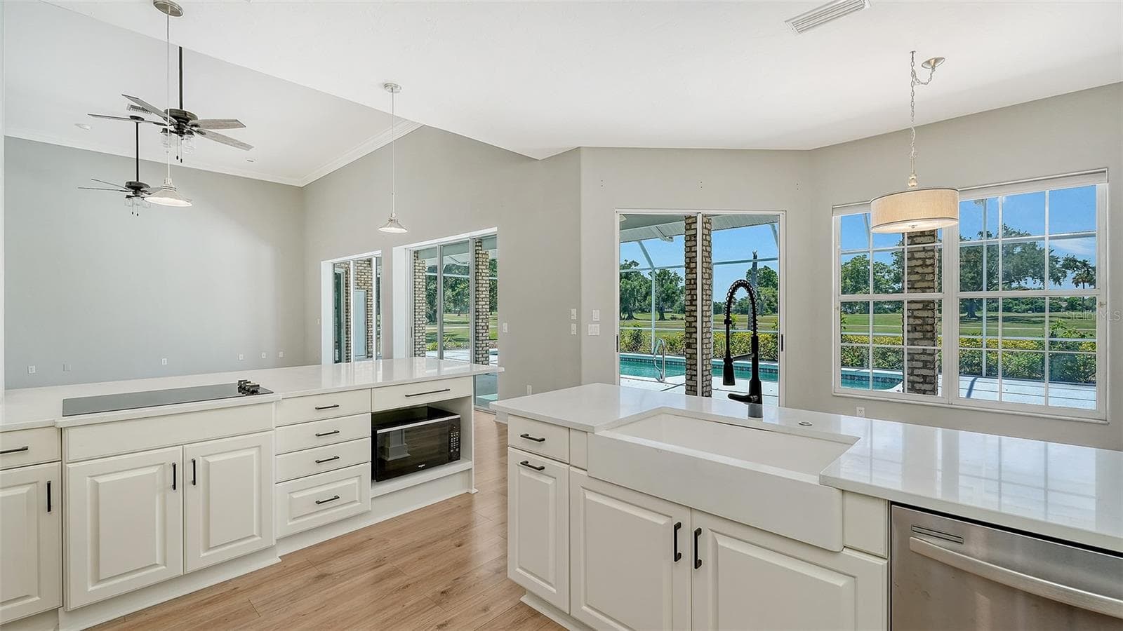 Ample one-level countertops - 4360 BRANDYWINE DR, SARASOTA