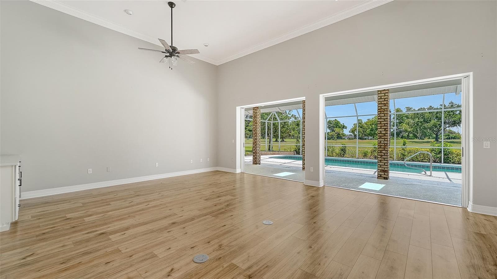 Great room with 3 sets of sliders & volume ceilings - 4360 BRANDYWINE DR, SARASOTA