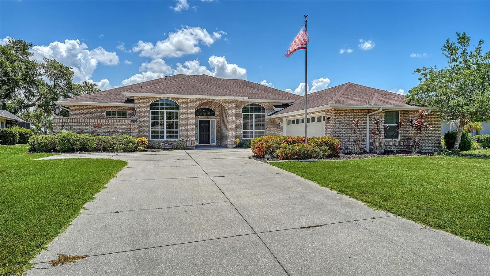 Fabulous curb appeal - 4360 BRANDYWINE DR, SARASOTA